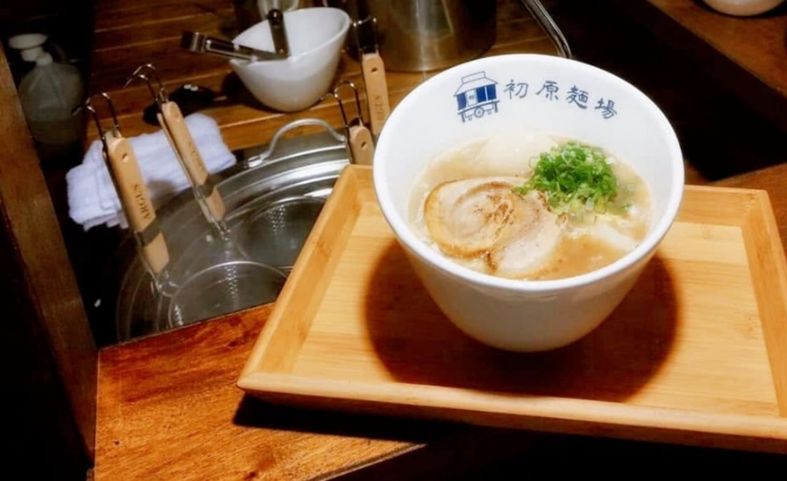 知名拉麵店驚見「湯碗內藍色出汁」!網傻眼:吃到會怎樣? 店家急曝原因道歉