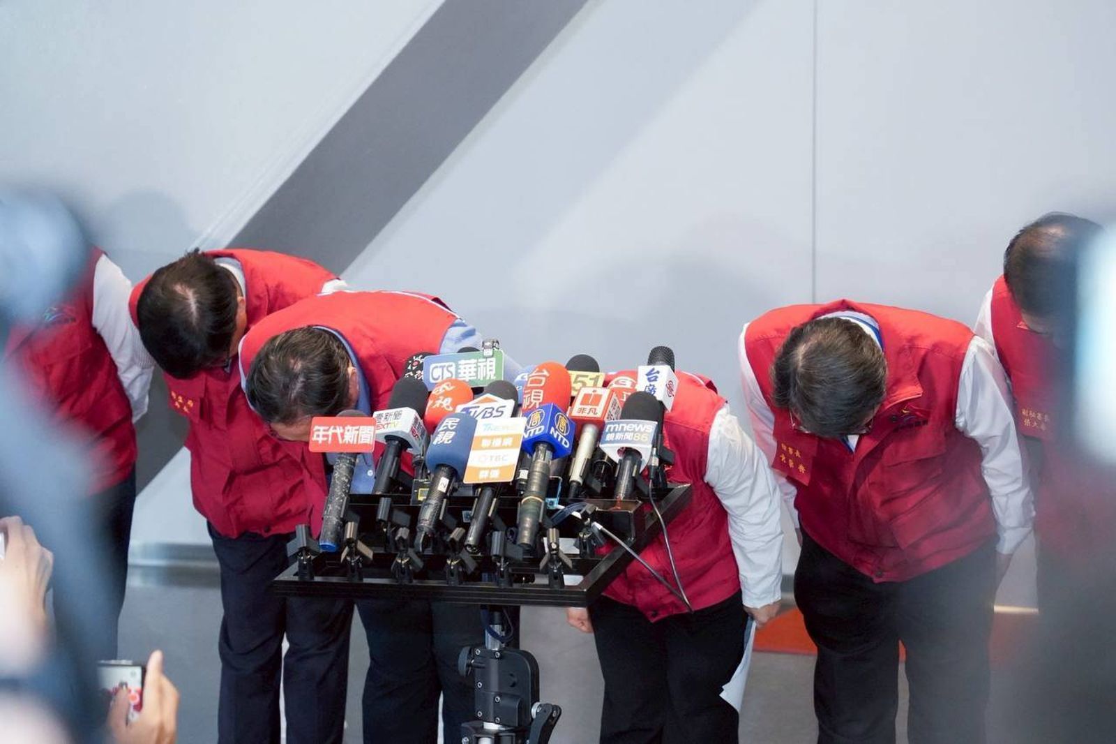 台中市府防堵非洲豬瘟頻出包 盧秀燕二度鞠躬道歉:媽媽做不好要檢討改進