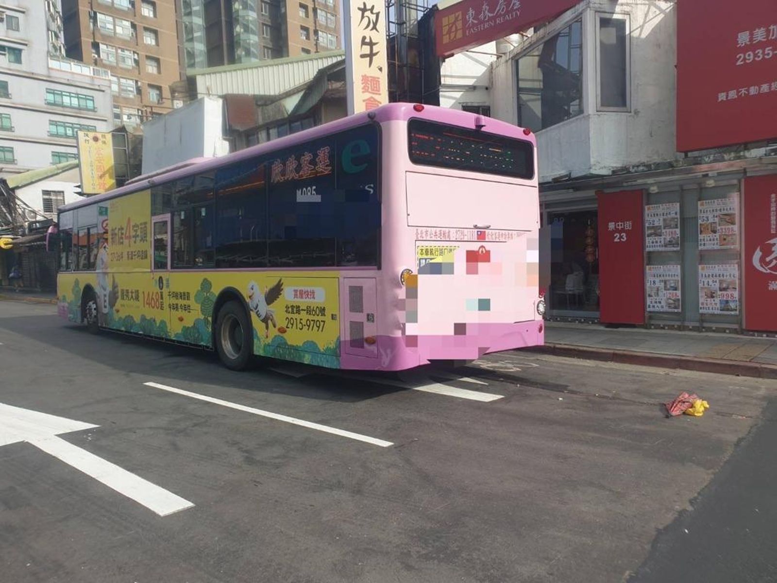北市文山區景中街驚悚車禍!欣欣客運「棕2」撞倒行人 她慘遭輪下重壓...救出已明顯死亡