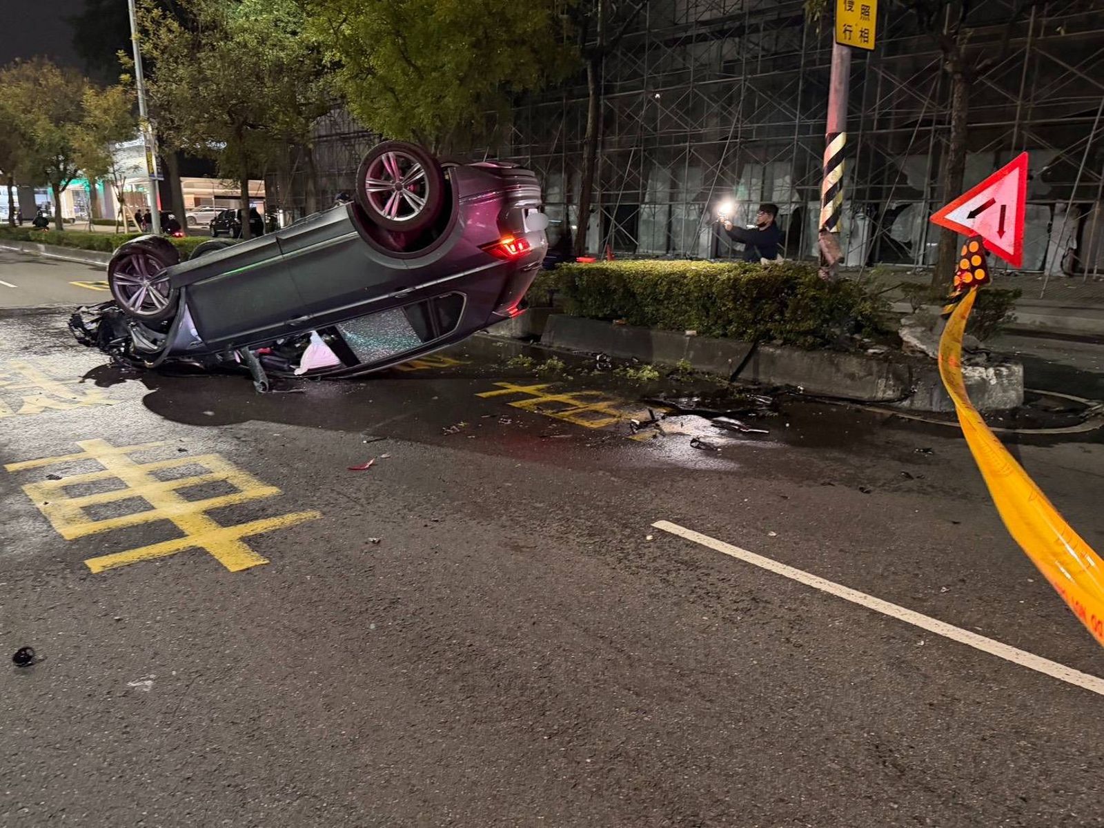 開車自撞分隔島「烏龜翻」火燒車 醉駕駛溜了馬上被逮