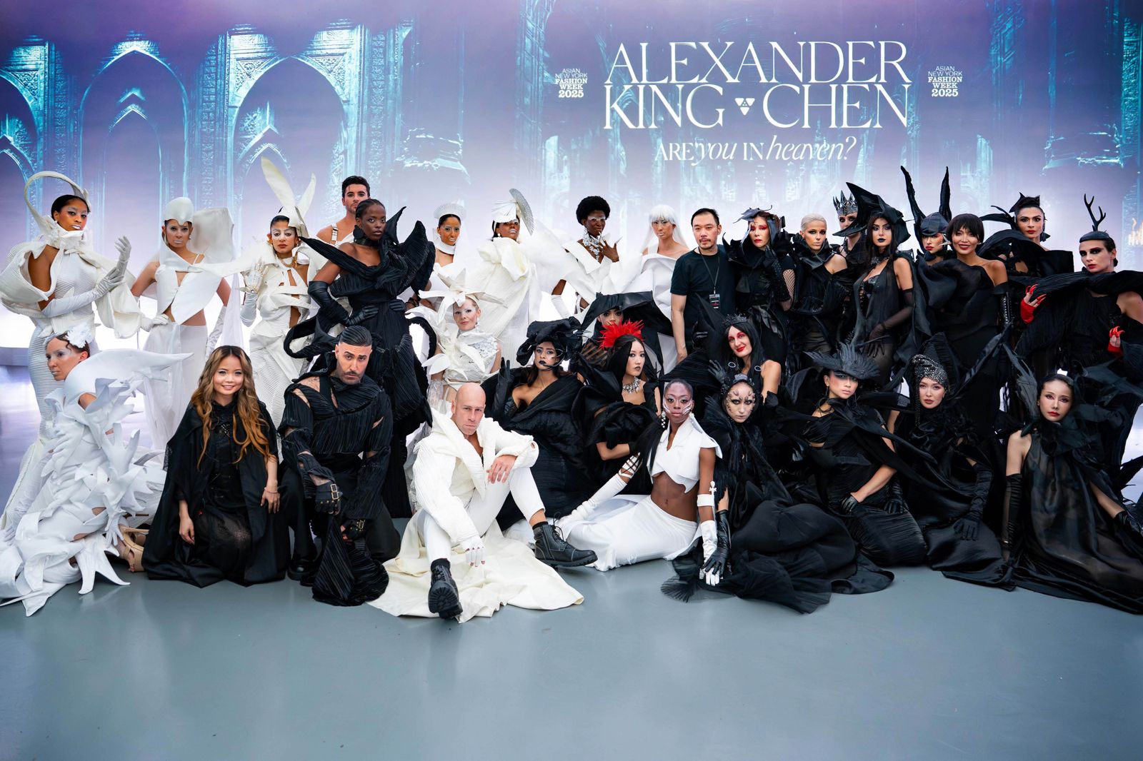 陳星伊參與設計師弟弟陳科維紐約時裝周（Asian NYFW）首次個人專屬大秀「GOOD VERSUS EVIL（善與惡的對決）」。（第二排右處黑色系的最左兩位）ALEXANDER KING CHEN提供