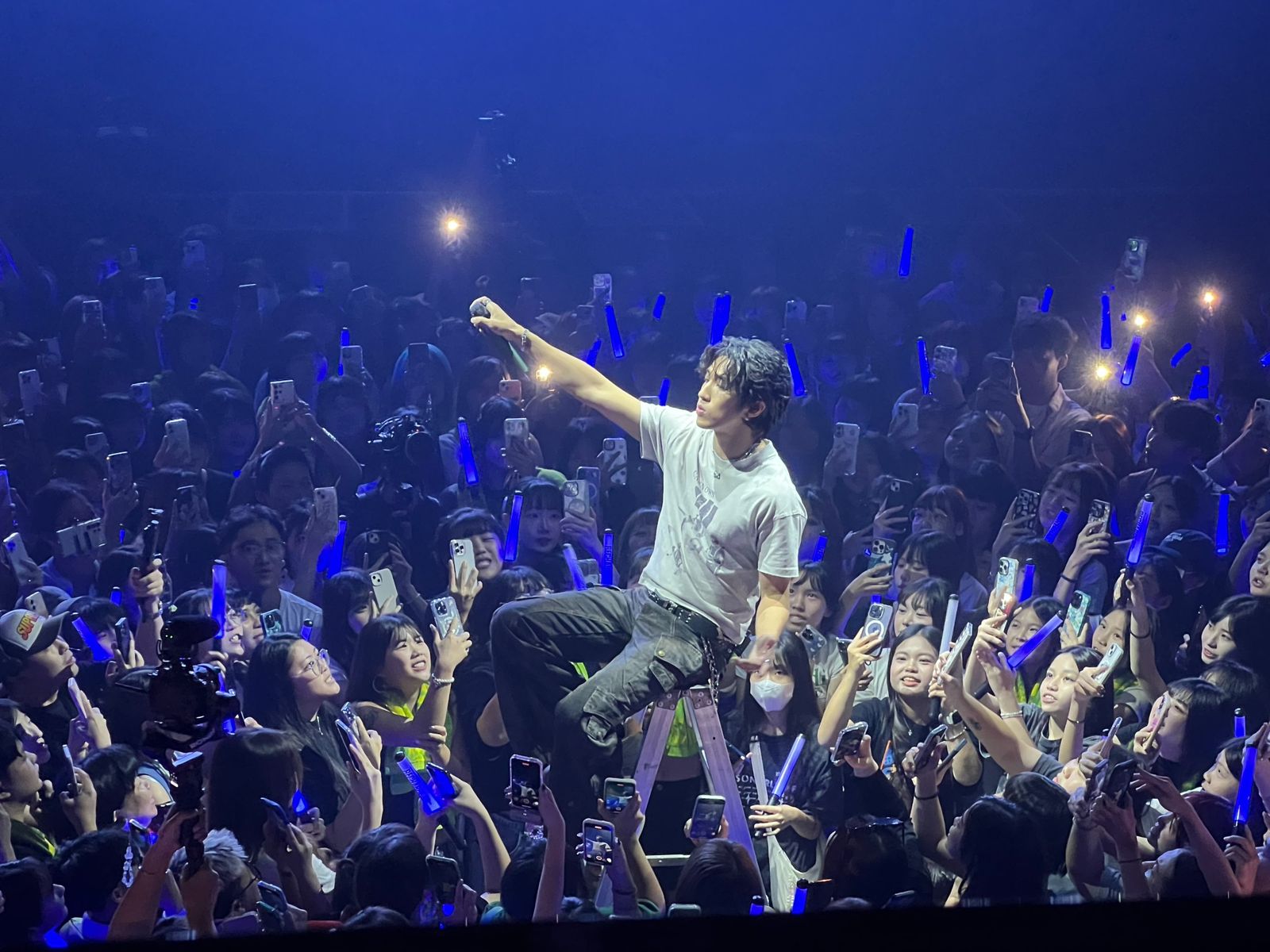 婁峻碩14日中場唱到一半麥克風疑似斷訊，台下歌迷不斷拱他脫衣秀身材。伊弗龐金提供