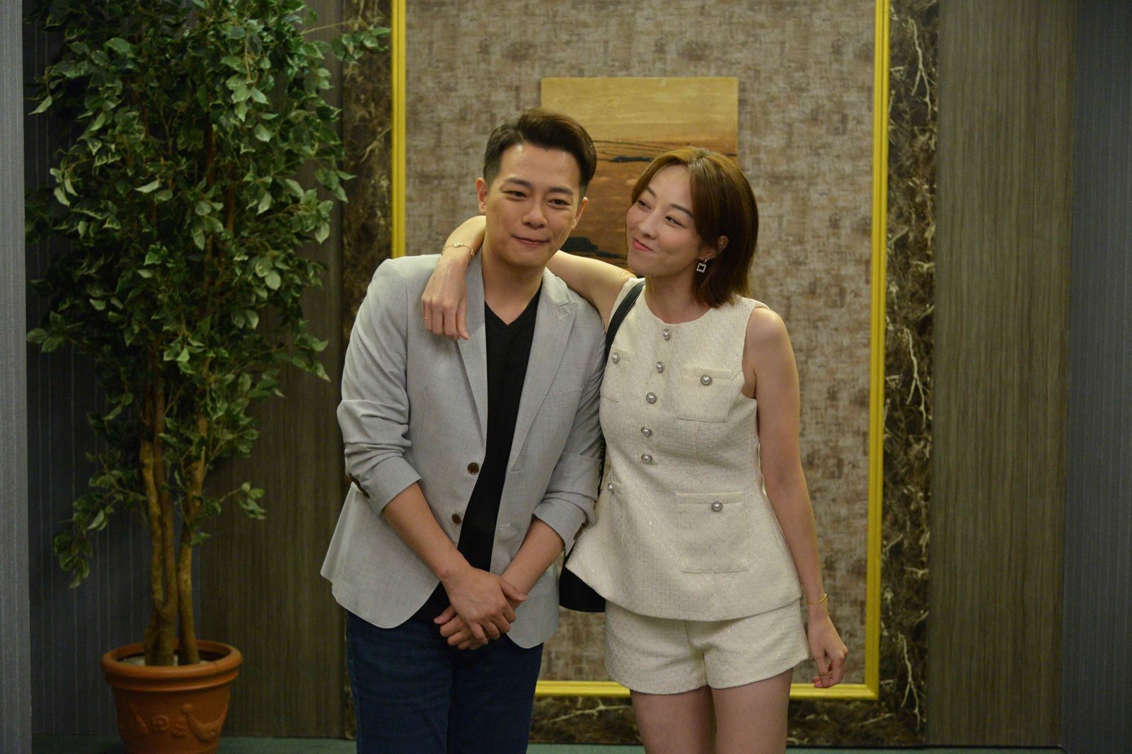 夏語心（右）在《願望》中曖昧對象林則希（左）成了閨密。三立提供