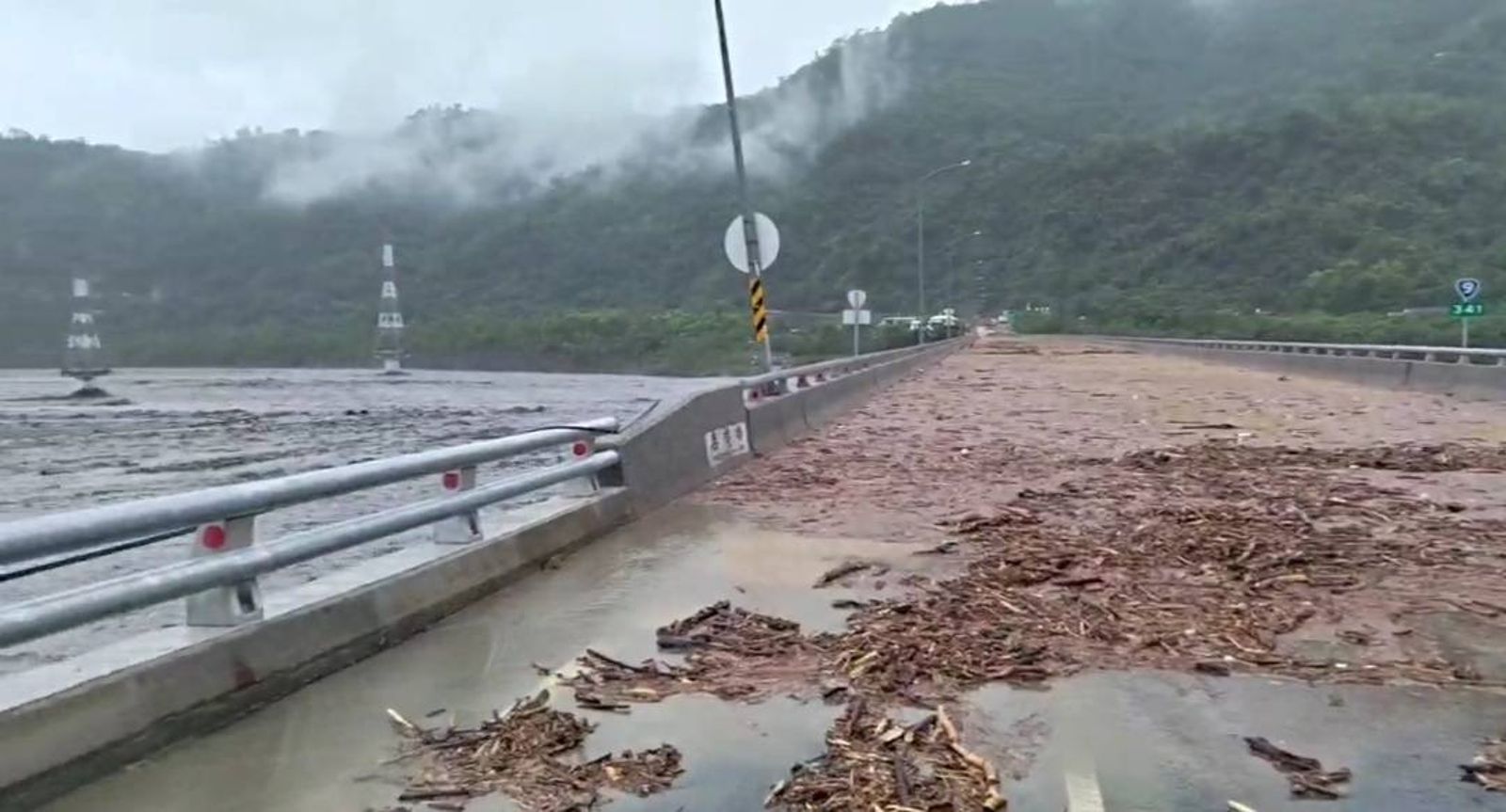 有片/暴雨狂炸台東多處公路土石流 台9線鹿鳴橋淹水封閉
