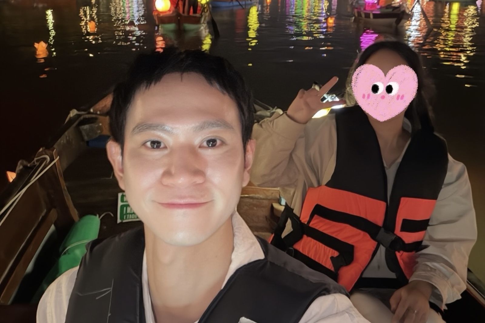 Andy老師曬神祕女子合照「冒愛心」　預告宣布好消息