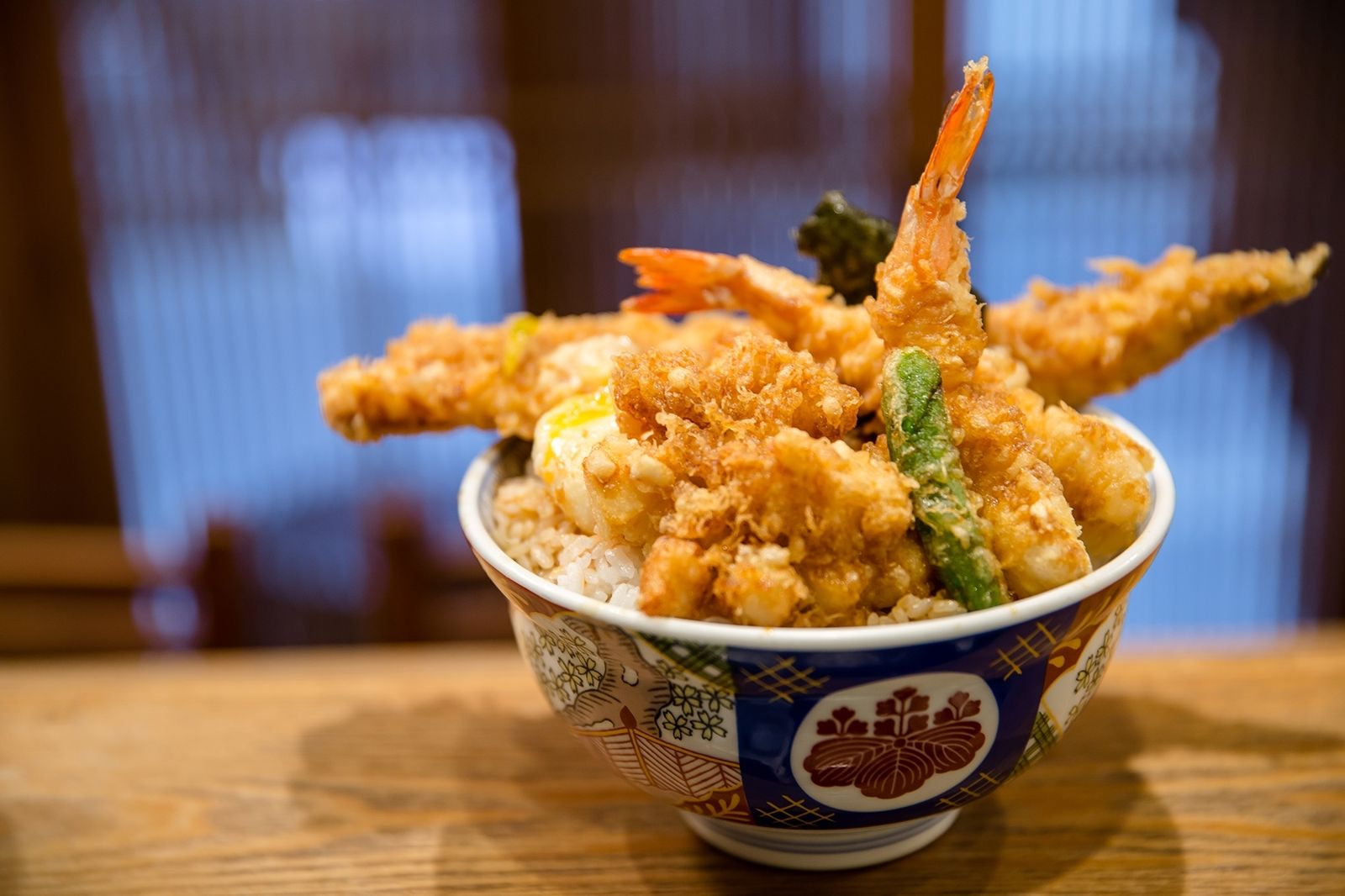 「江戶前天丼」能一次嘗到野生星鰻、干貝魷魚海鮮炸、鳳尾蝦、半熟玉子、青龍椒,豐盛滿足。(469元/份,香繼光集團供圖)