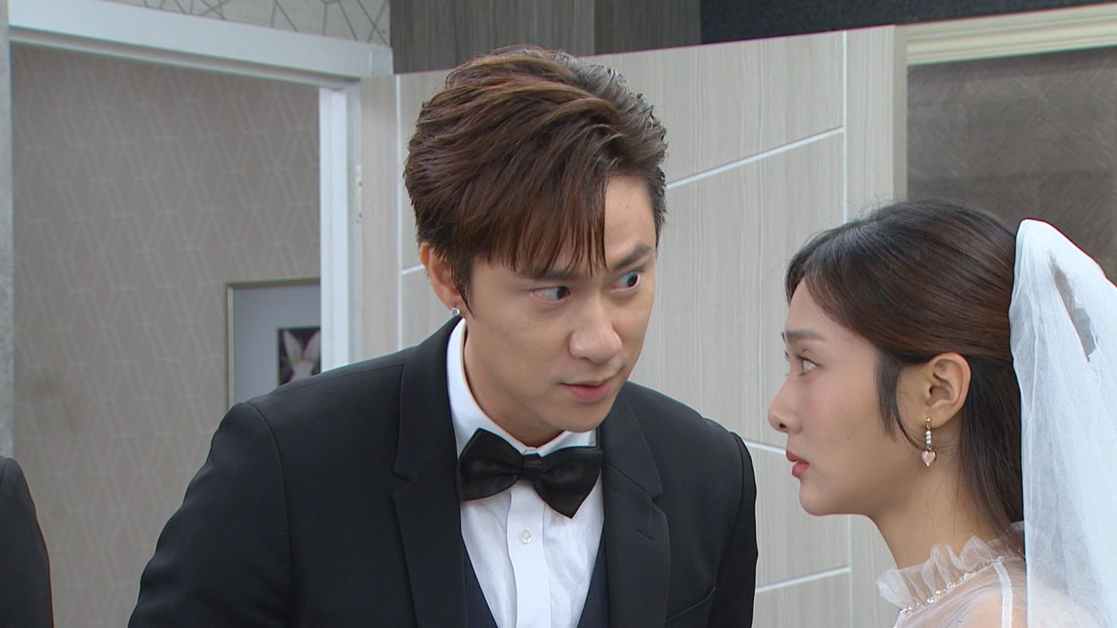 劉書宏（左）經過休養後重回台8劇組。三立提供