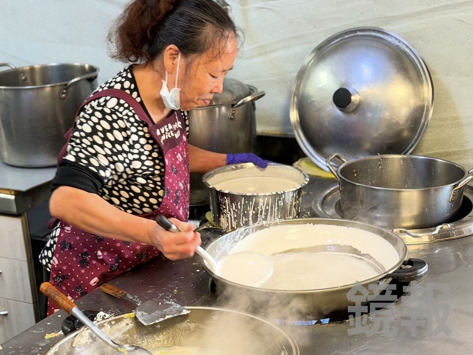 鼎邊糊做法是把在來米漿,沿著熱鍋邊淋一圈,再蓋鍋燜熟。