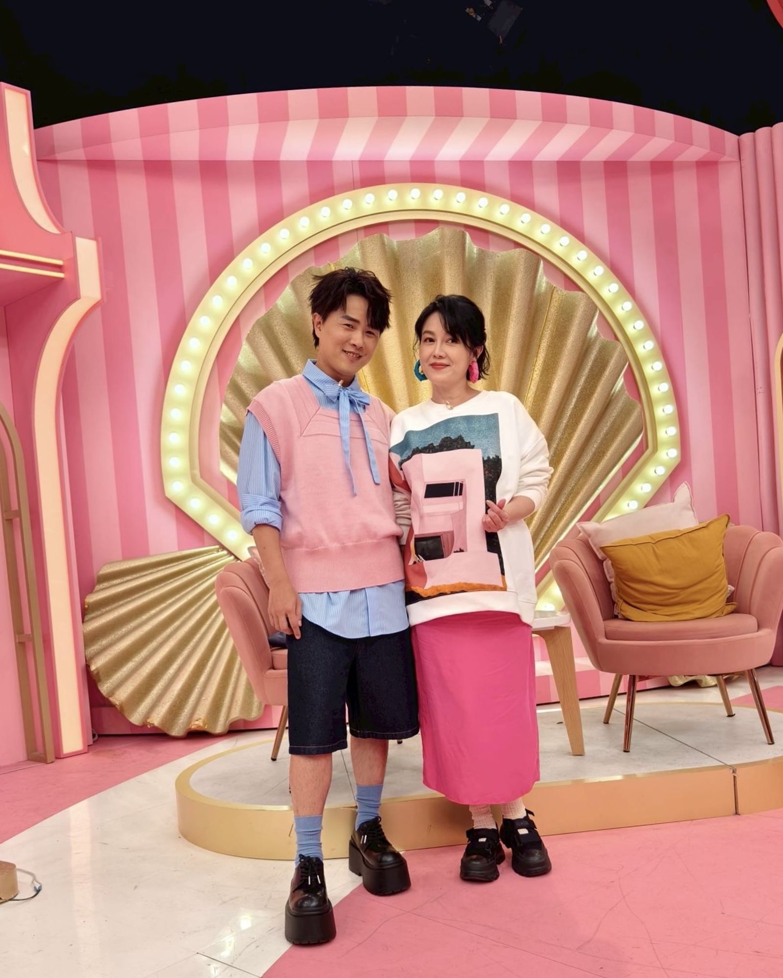 陳孟賢(左)與苗可麗(右)一起主持節目《阿姐萬歲》 。全球巨星有限公司提供