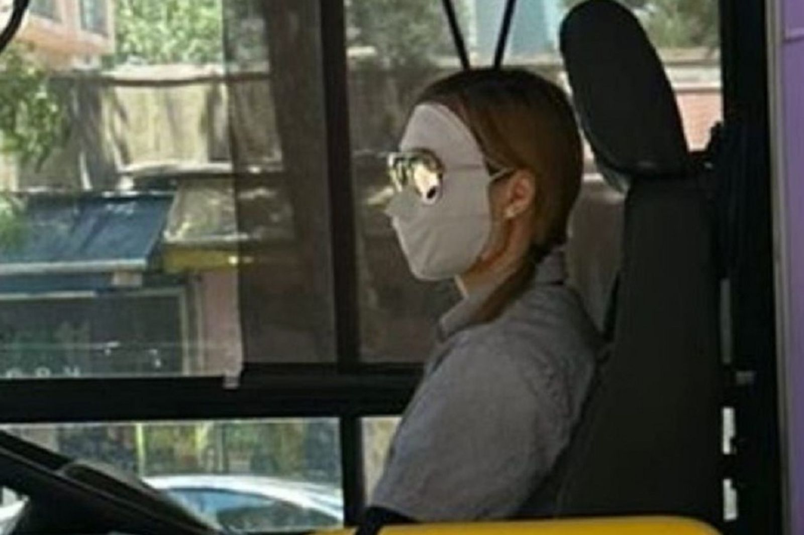 港公車司機變「無臉女」超嚇人！　整臉全蒙面還戴墨鏡