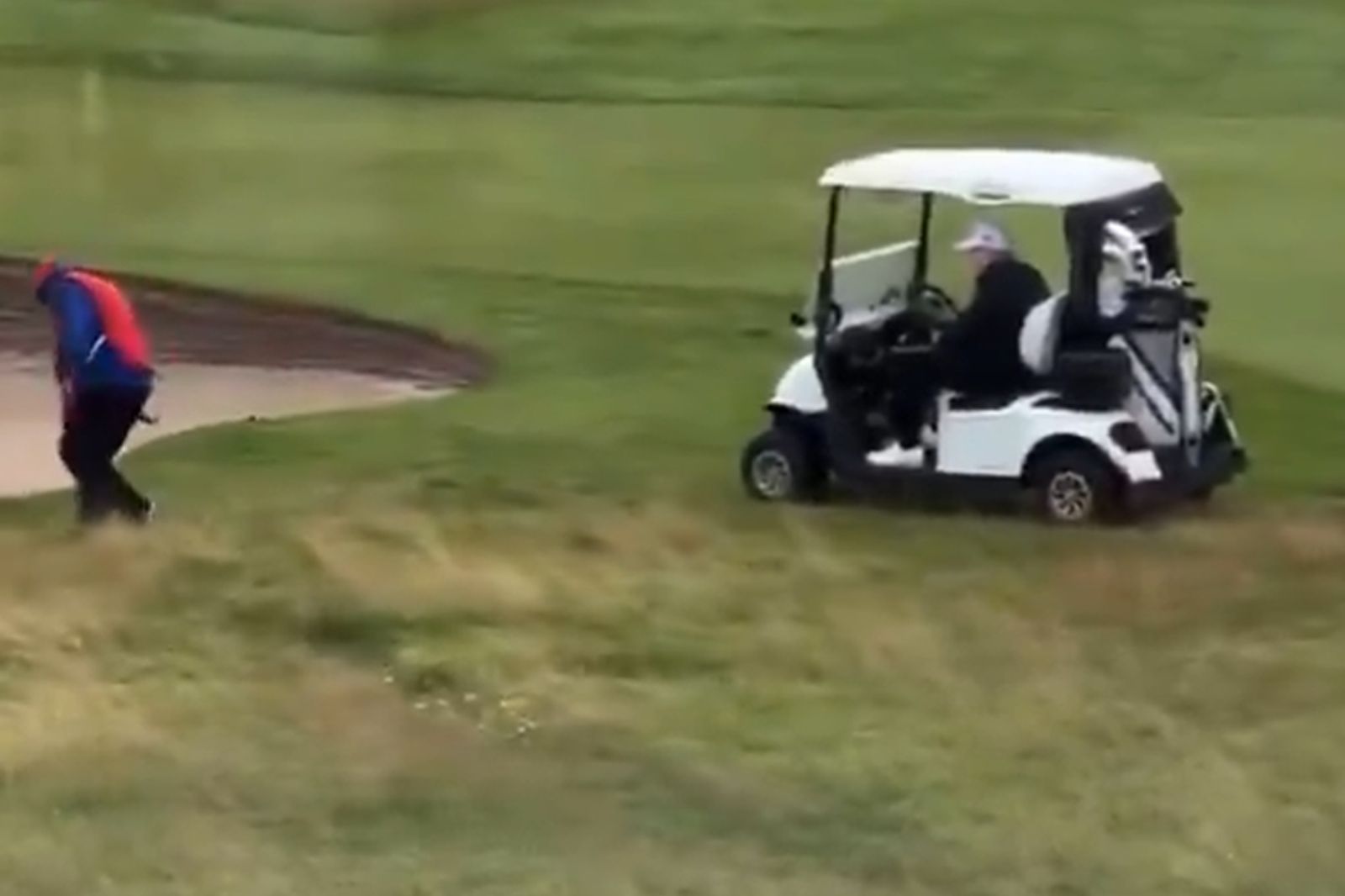 有片證實！川普球技太差「球僮幫作弊」　全被拍到了