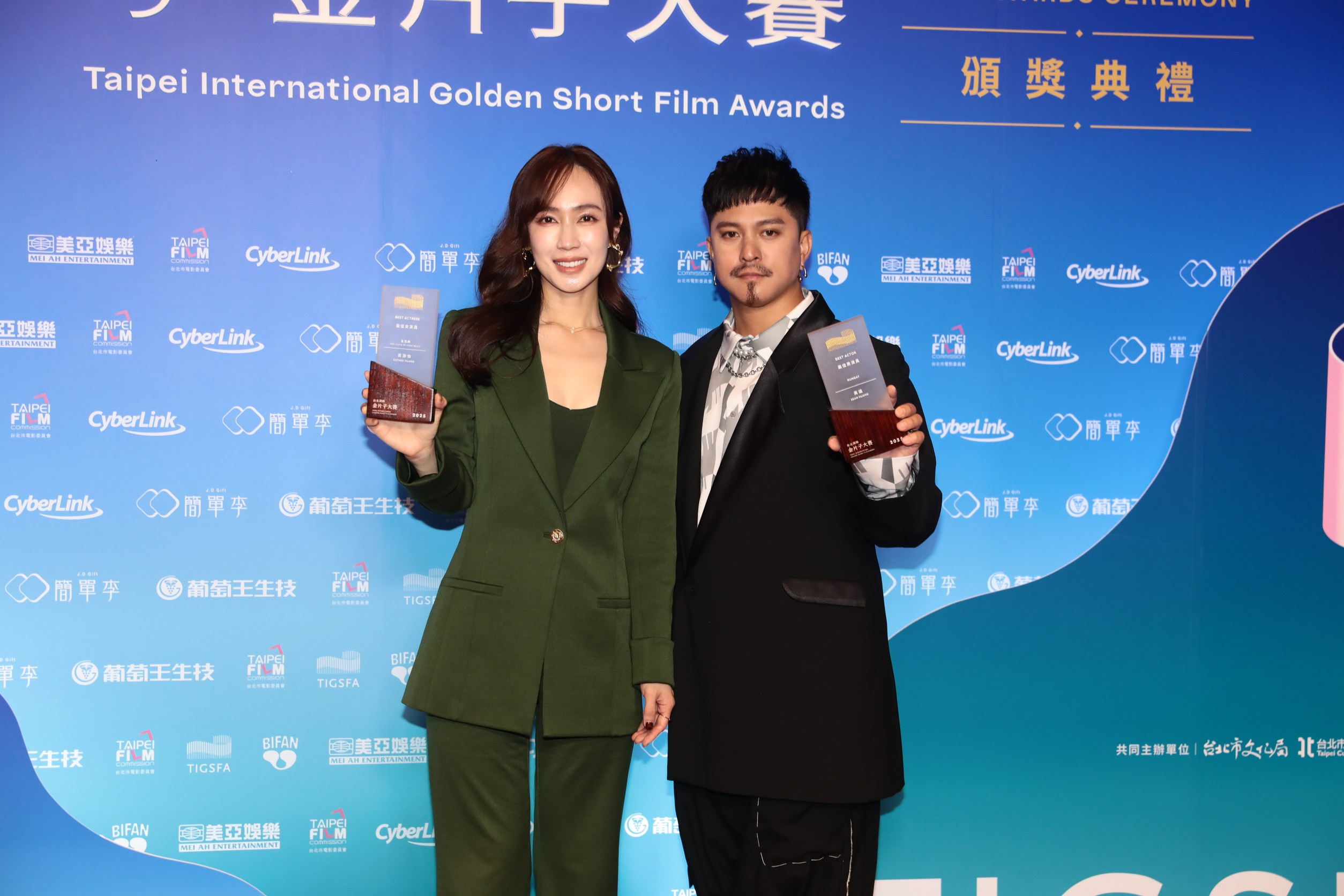 黃遠、小薰奪金片子最佳演員! 謝盈萱、楊貴媚挺年輕人喊話「放馬過來」 - 鏡報
