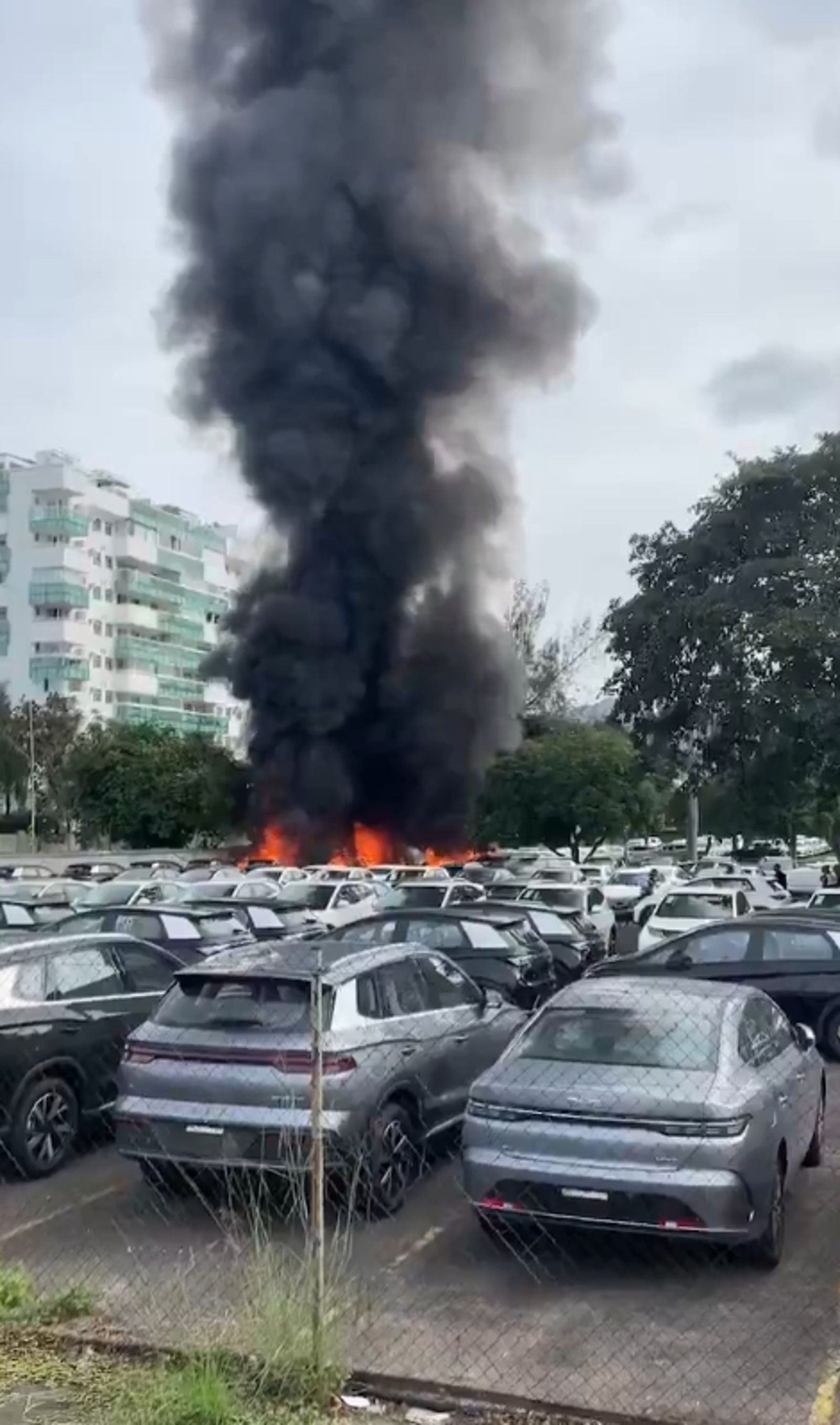 直升機墜毀在一家汽車經銷商的院子中,導致至少20台電動車起火燃燒。圖/World Source News X