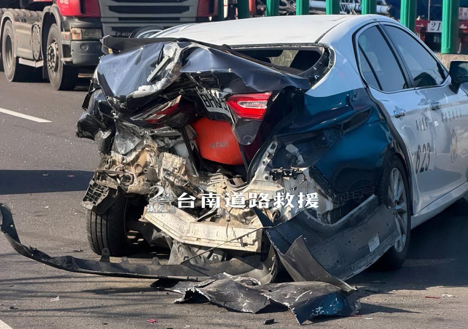 警車停後方戒護遭「二次車禍」撞爛車尾　警員驚險逃過一劫