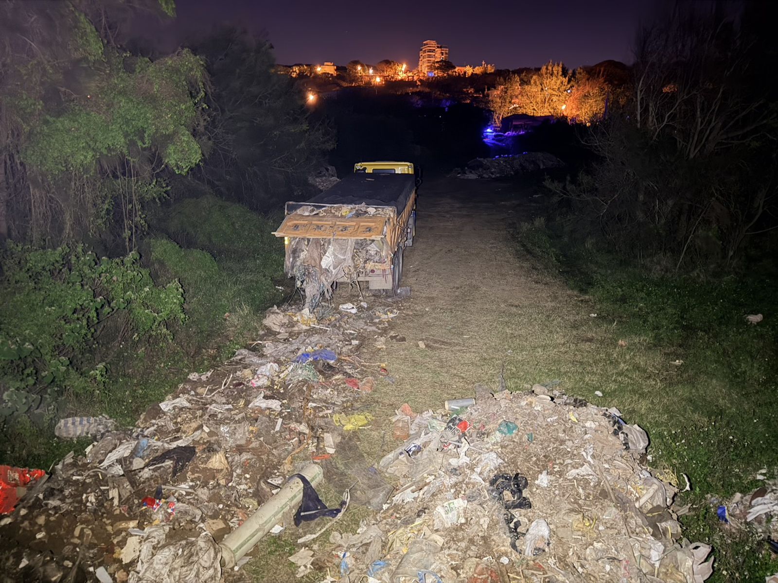 風機附近被傾倒事業廢棄物，現場一片髒亂。民眾提供