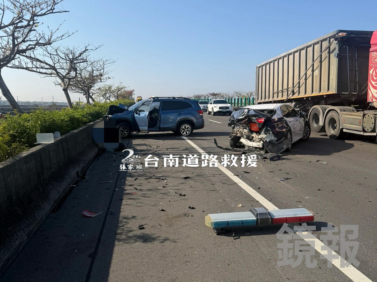 處理交通事故的警車遭追撞，車尾嚴重受損，車頂警示燈斷裂，掉在路面。翻攝台南道路救援