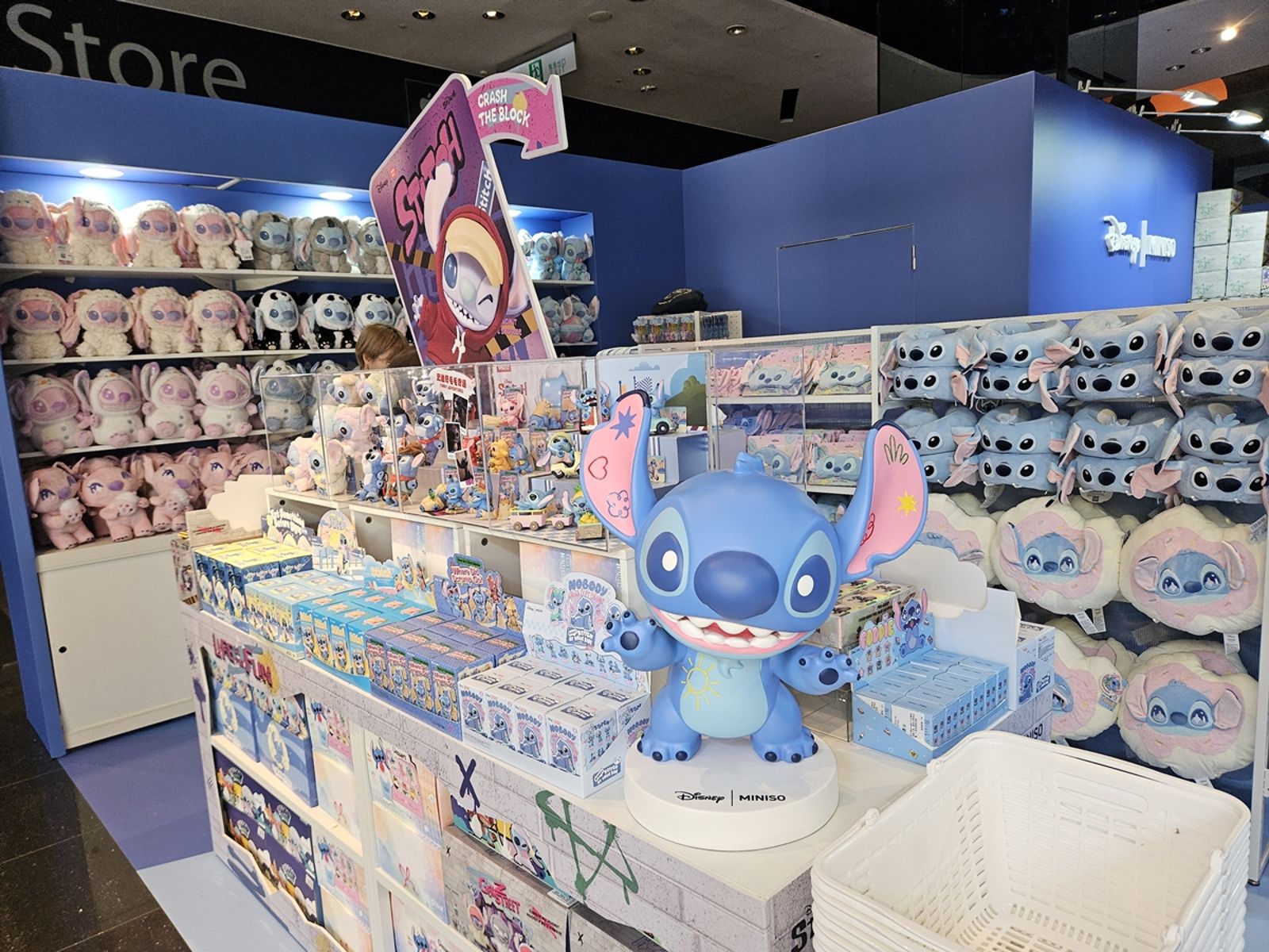 快閃店空間運用經典星際藍為主色調，營造沉浸氛圍。圖／加州椰子提供