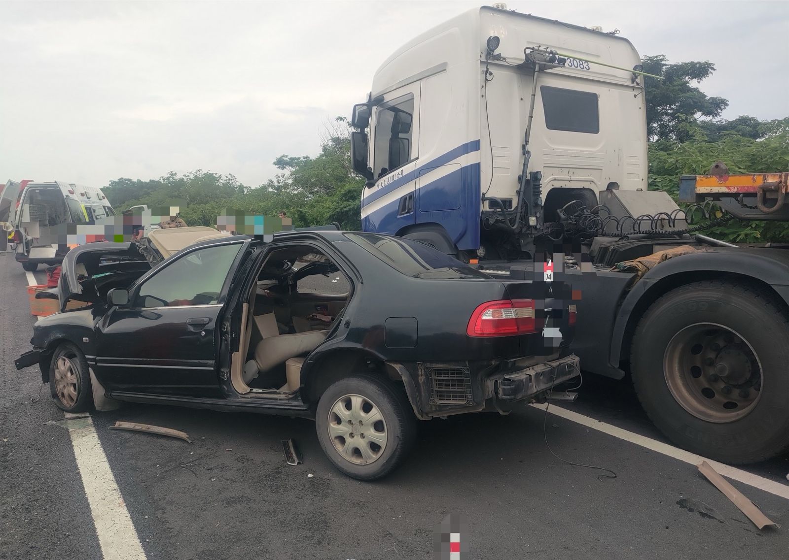 聯結車衝撞小客車,後車幾乎全毀。讀者提供