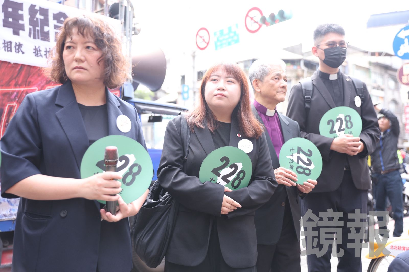 歷史的幽靈唯有透過不斷地記憶與省思，才能真正獲得安息。圖為今年228七十九週年紀念行動，左一為發起人之一鄭竹梅，右二為林宗正牧師。攝影劉耀勻