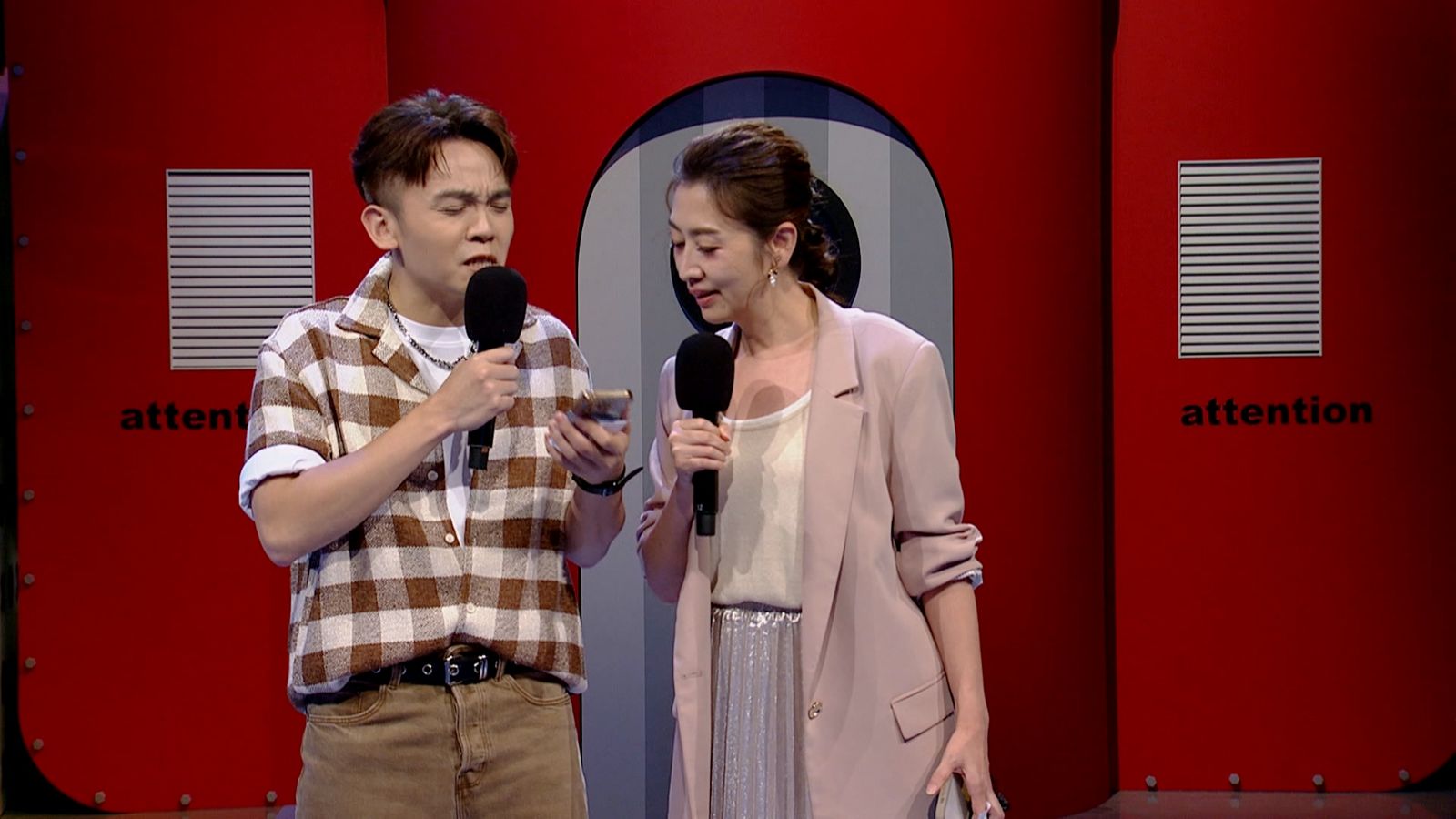 兩主持用AI設計開場白火藥味十足。小公視提供