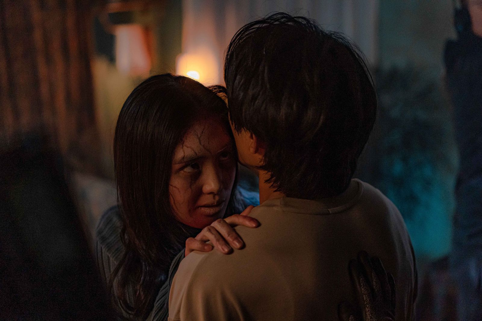 雷嘉汭（左）在《詭鄉》的鬼妝造型嚇壞初孟軒（右）。一群獨角鯨娛樂提供