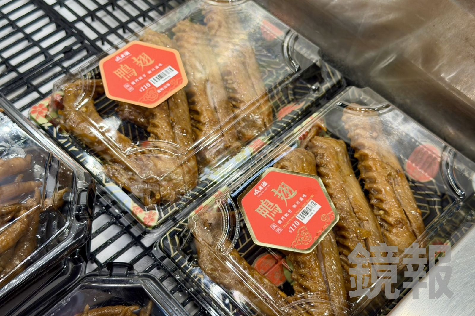 「鴨翅」透味無腥臊，啃咬方便。（110元／盒）