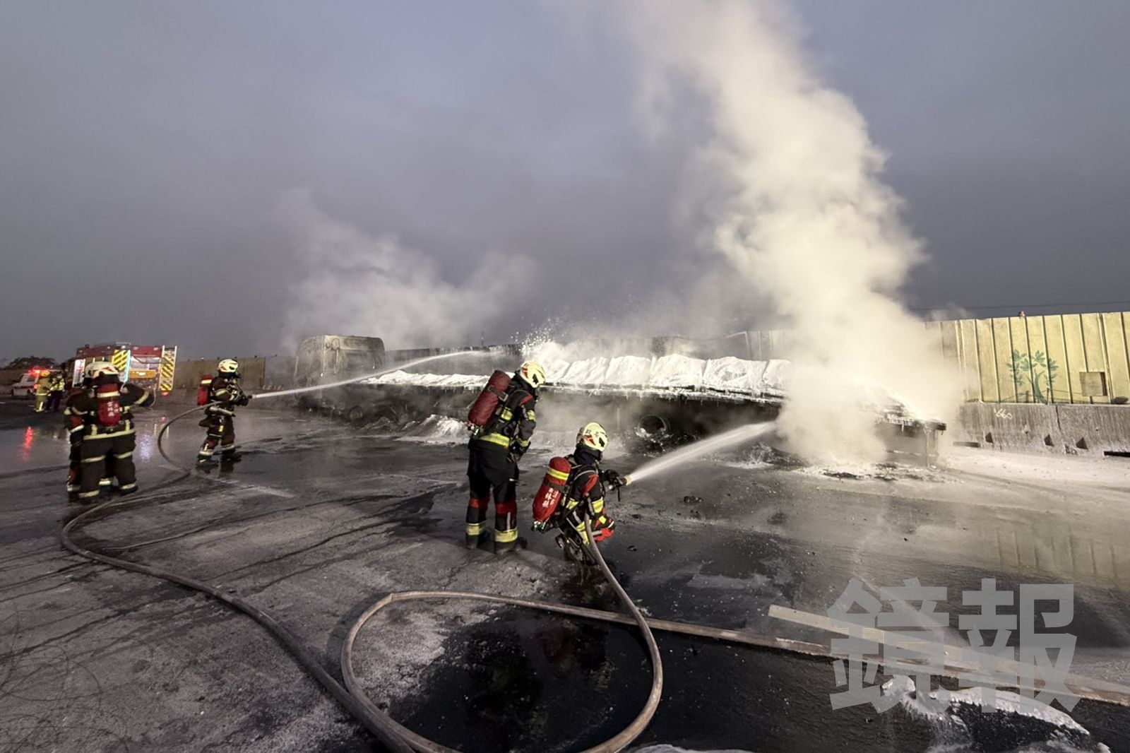 消防隊員花了1個小時，才將聯結車的火勢完全撲滅。民眾提供
