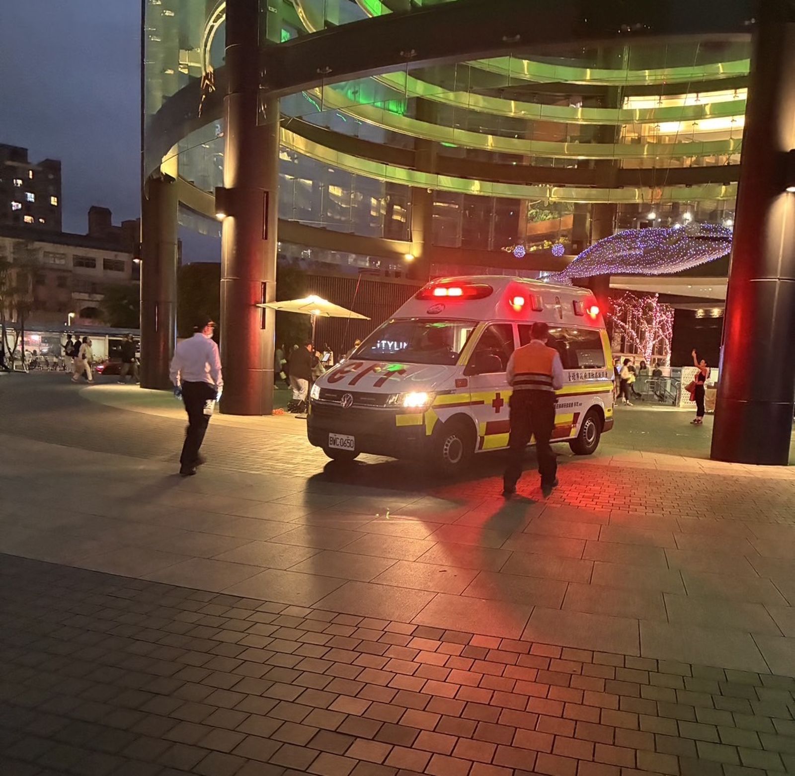 快訊／松山車站驚傳跌落軌道意外　婦人意識清醒送醫搶救