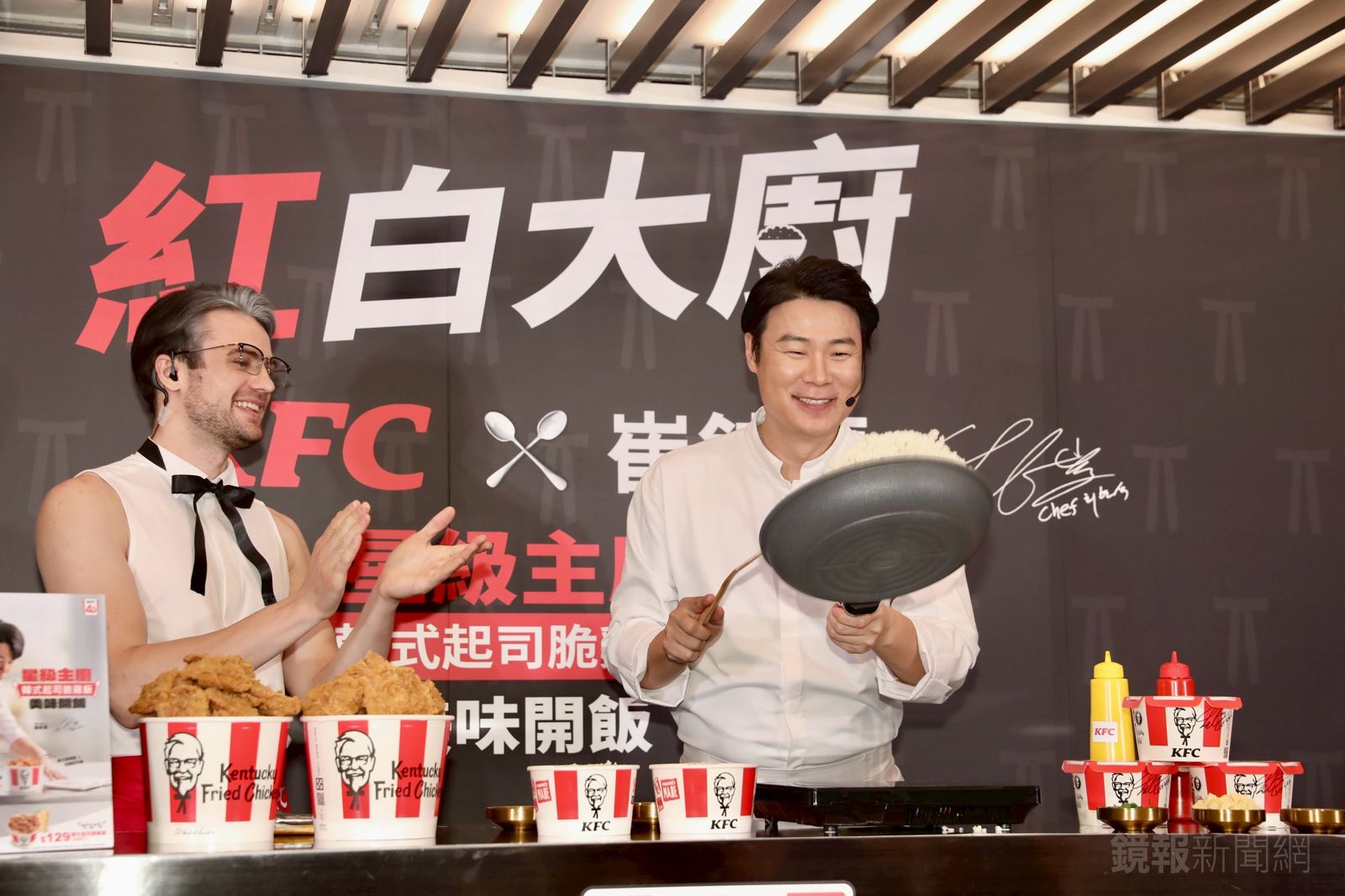 崔鉉碩（右）現場示範翻鍋。林煒凱攝