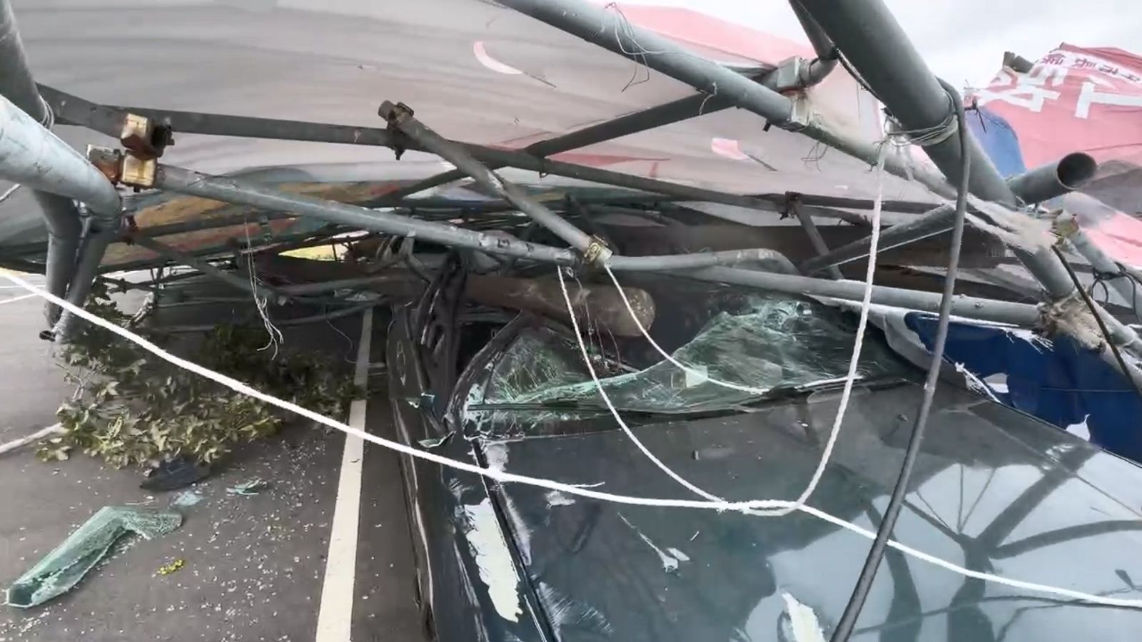 初步統計至少有8輛自小客車受損,部分車輛前擋風玻璃、車窗破裂,車頂凹陷。圖/民眾提供