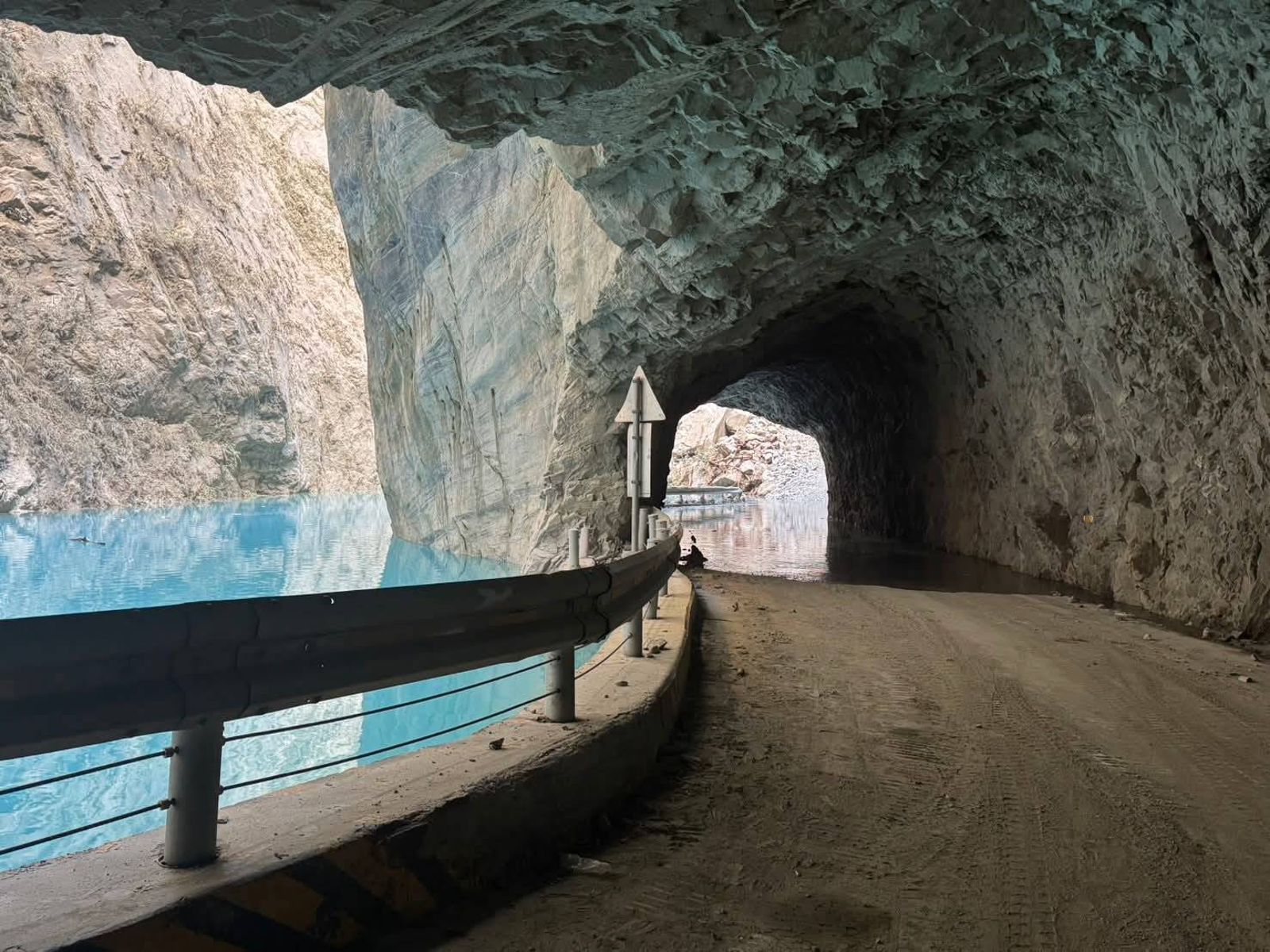 立霧溪堰塞湖水位已淹過路面！太魯閣國家公園緊急封園　秀林鄉明部分地區停班課