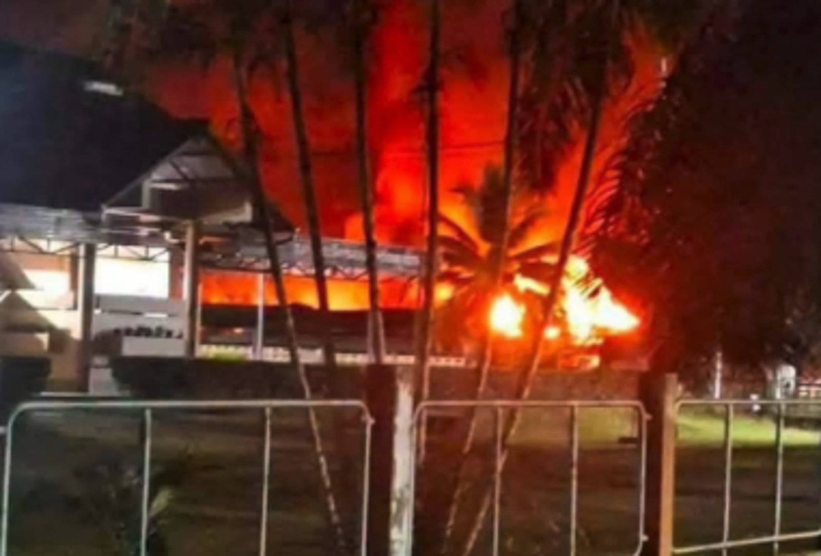 泰國南部邊境地區昨22日晚間爆發大規模連續暴力事件,當局當晚宣布實施宵禁。圖/翻攝自X @sjlyn246