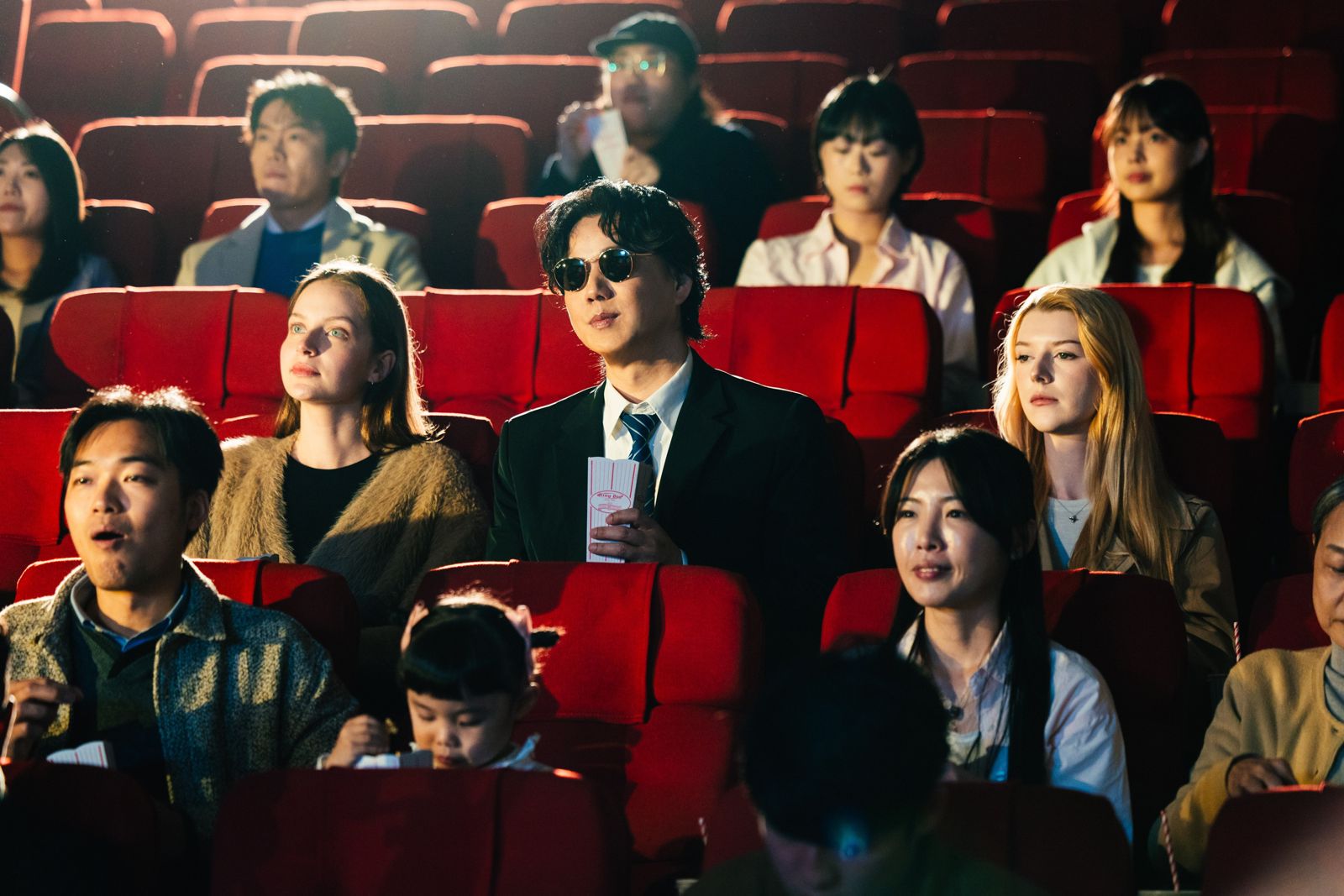 金曲歌王新婚才4個月就出事?蕭煌奇被拍藏身電影院 身邊妙齡女子竟不是嫩妻