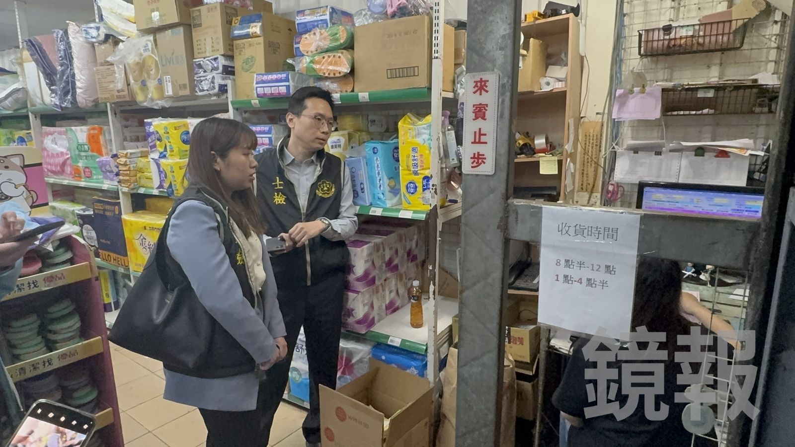 士林地檢署主任檢察官劉東昀（右）、檢察官郭宇倢（左）率隊巡視賣場。士林地檢署提供