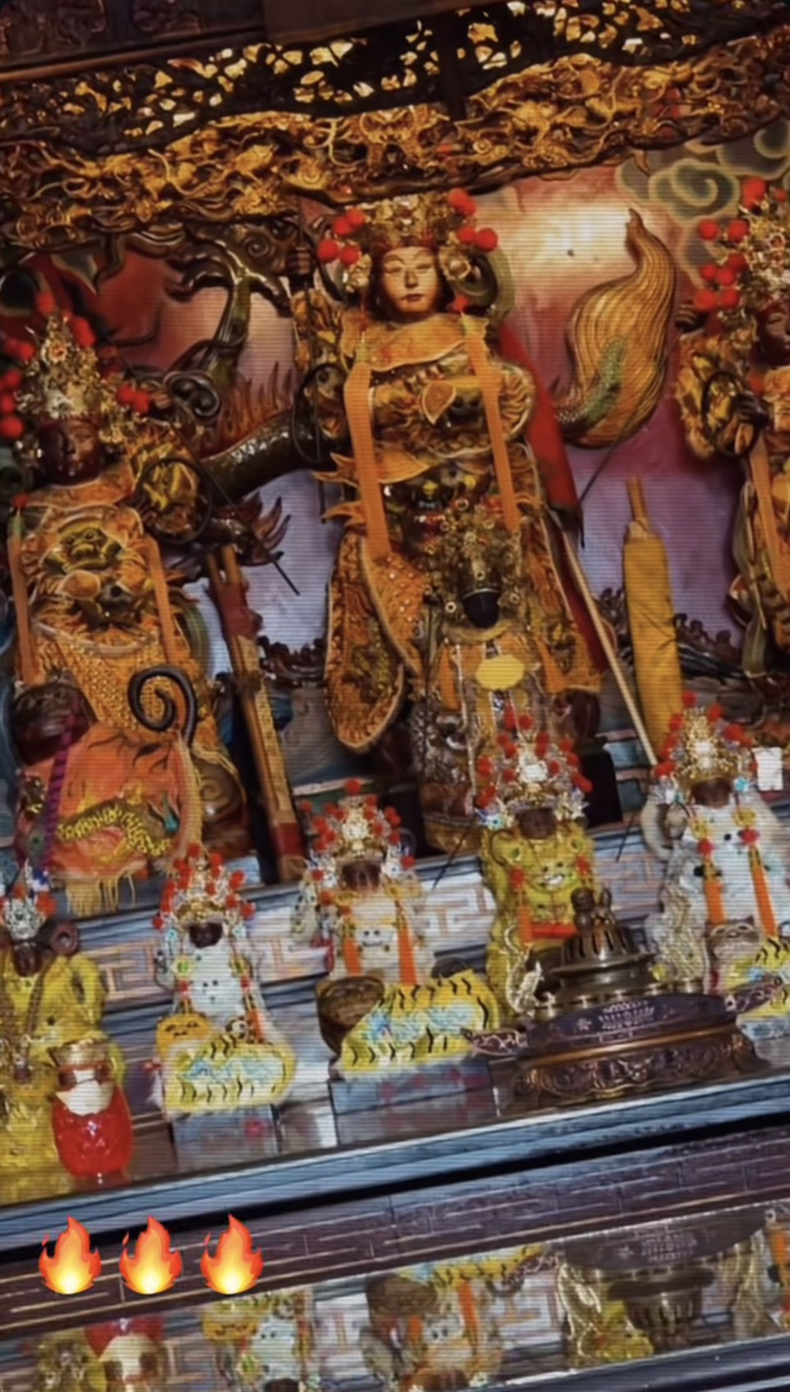 柯震東拜拜並附上三把火貼圖。翻攝IG @kaikaiko