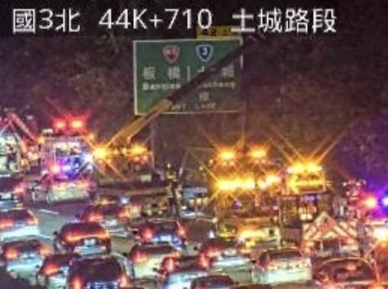 快訊／國3小貨車自撞翻覆「車流紫爆」　70歲男救出無生命跡象