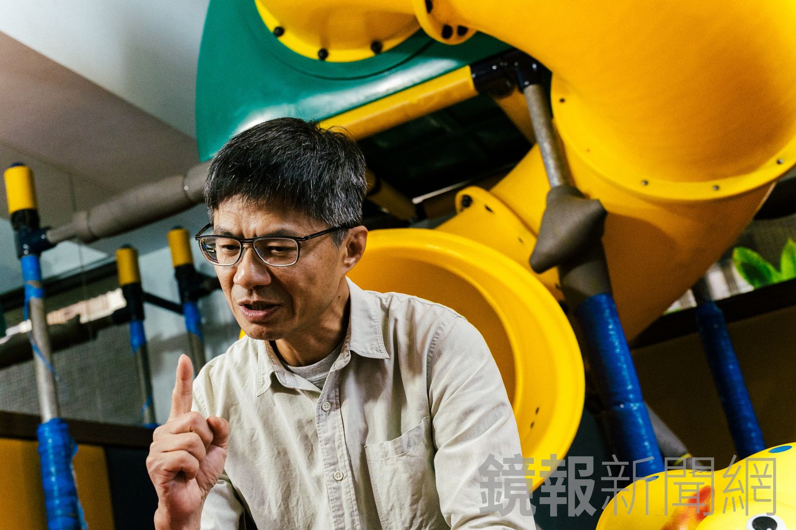 在地方電視台當記者的時期，為了寫客語版的新聞，甘耀明下了許多苦工，訓練自己寫出地道文雅的客語。圖／桑杉學攝