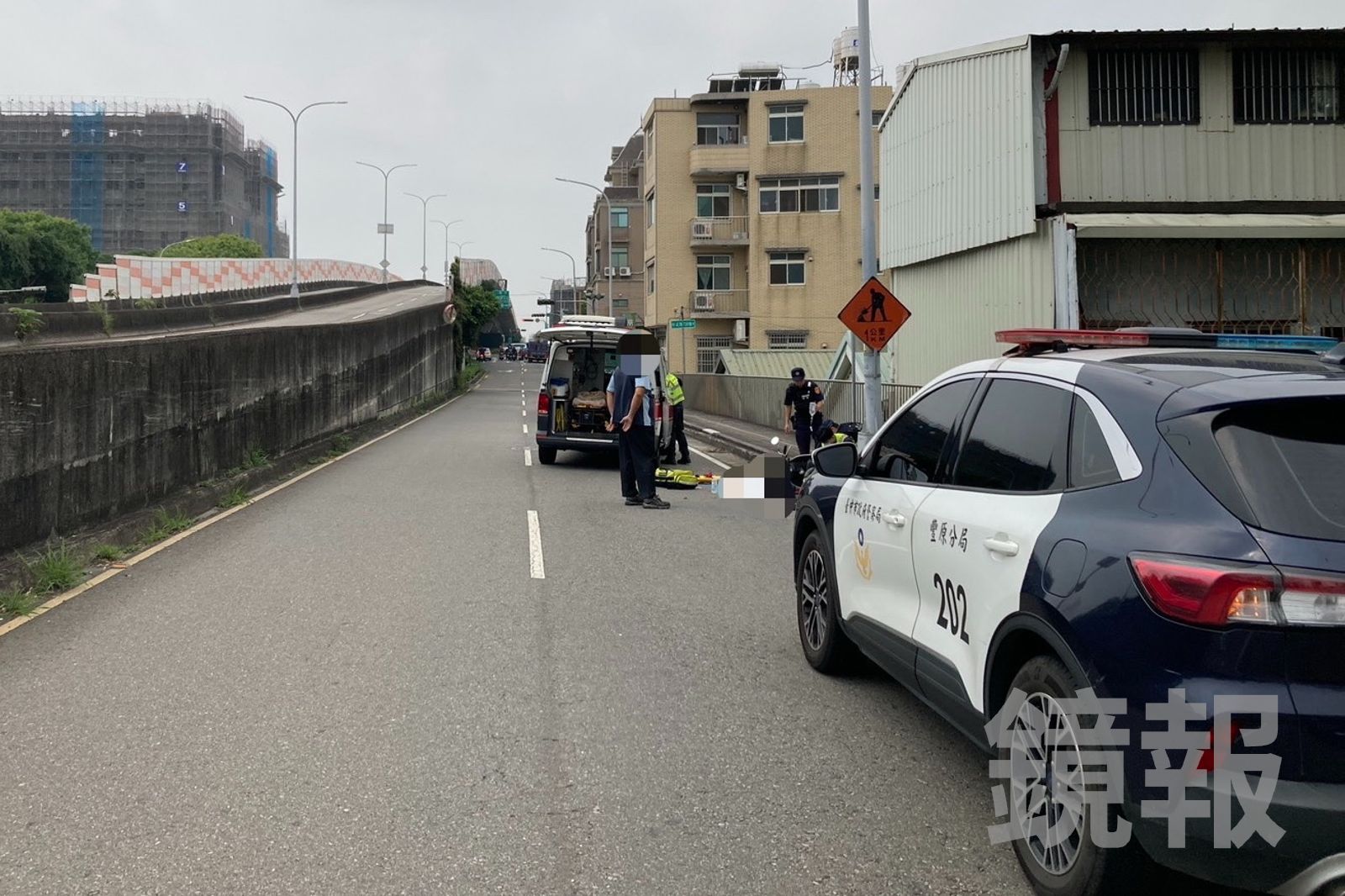 大貨車與機車發生碰撞，釀成死亡車禍悲劇。民眾提供