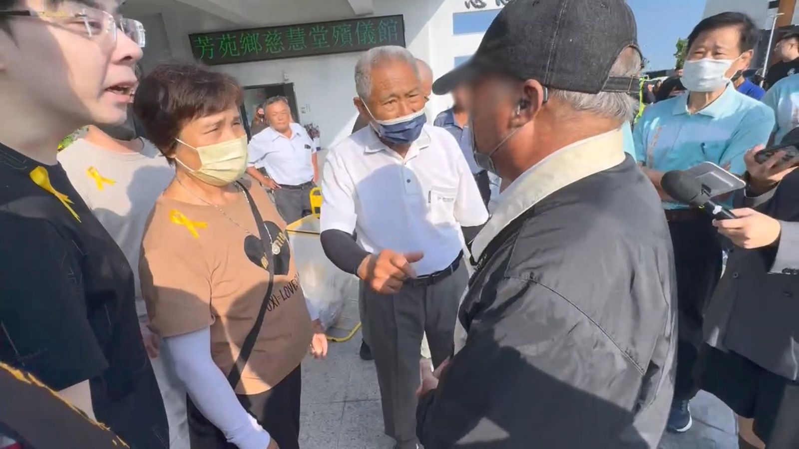 肇事者父親到靈堂道歉,被親友包圍飆罵。圖/民眾提供