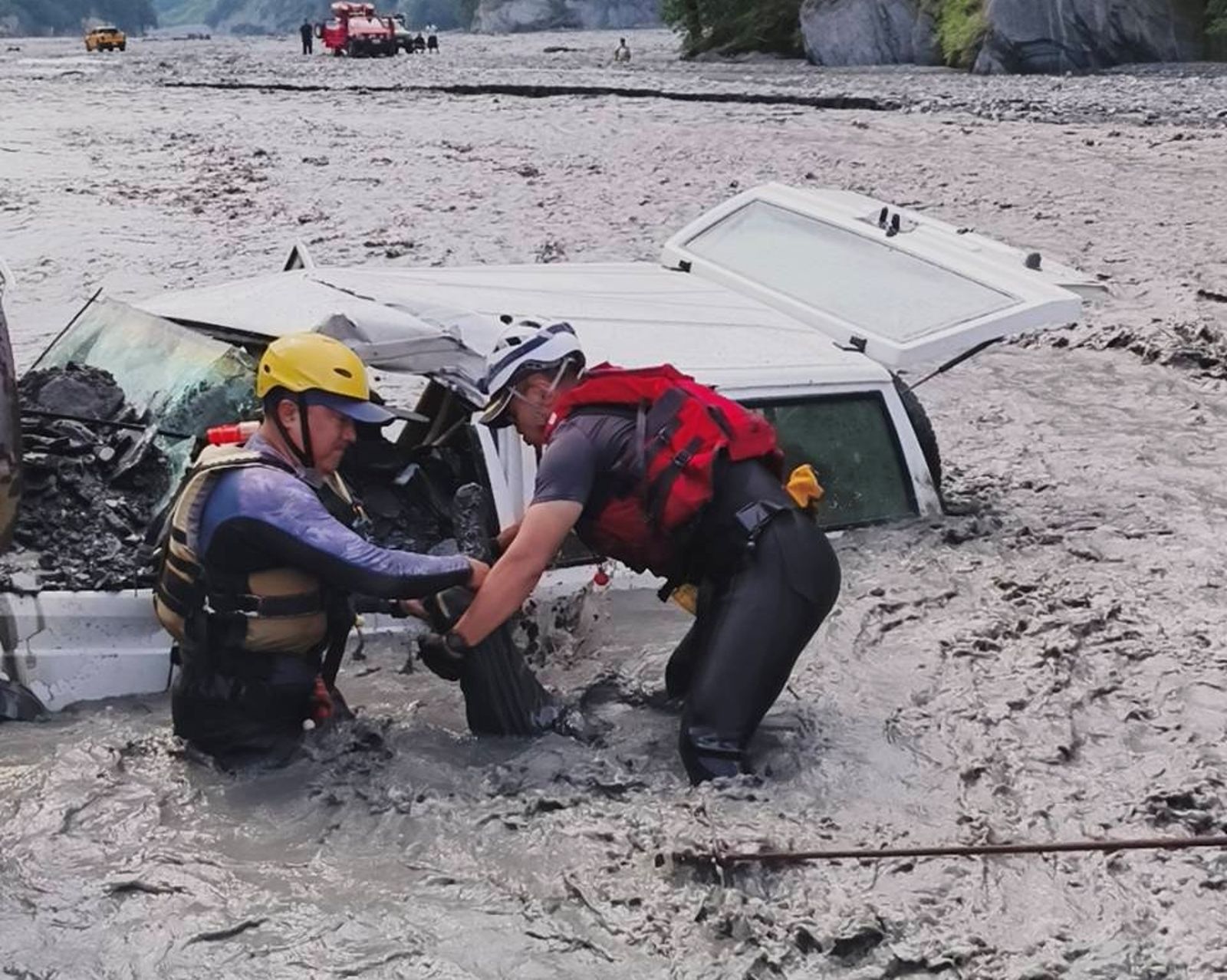鬼門開!吉普車闖萬大溪 28歲男「刁車」下車查看…慘遭泥流活埋