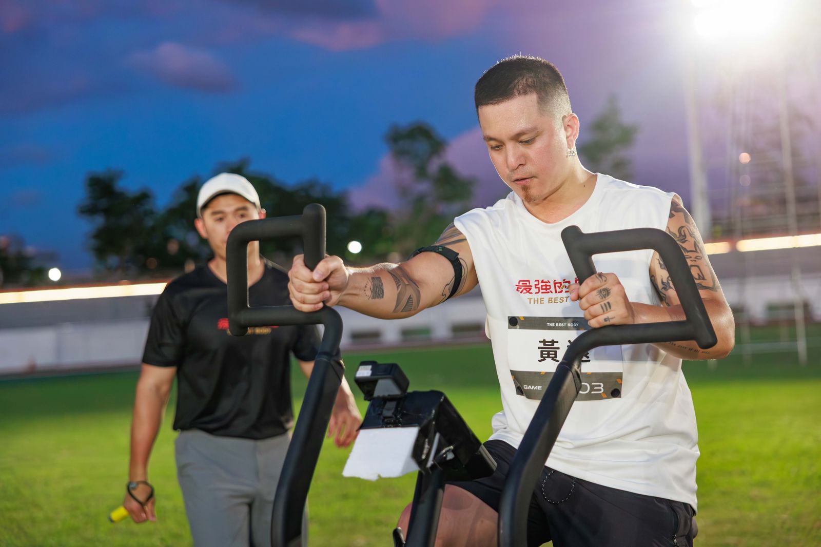 星二代黃遠也在男單同場較勁，心率狂飆，現場情況危急。好看娛樂提供