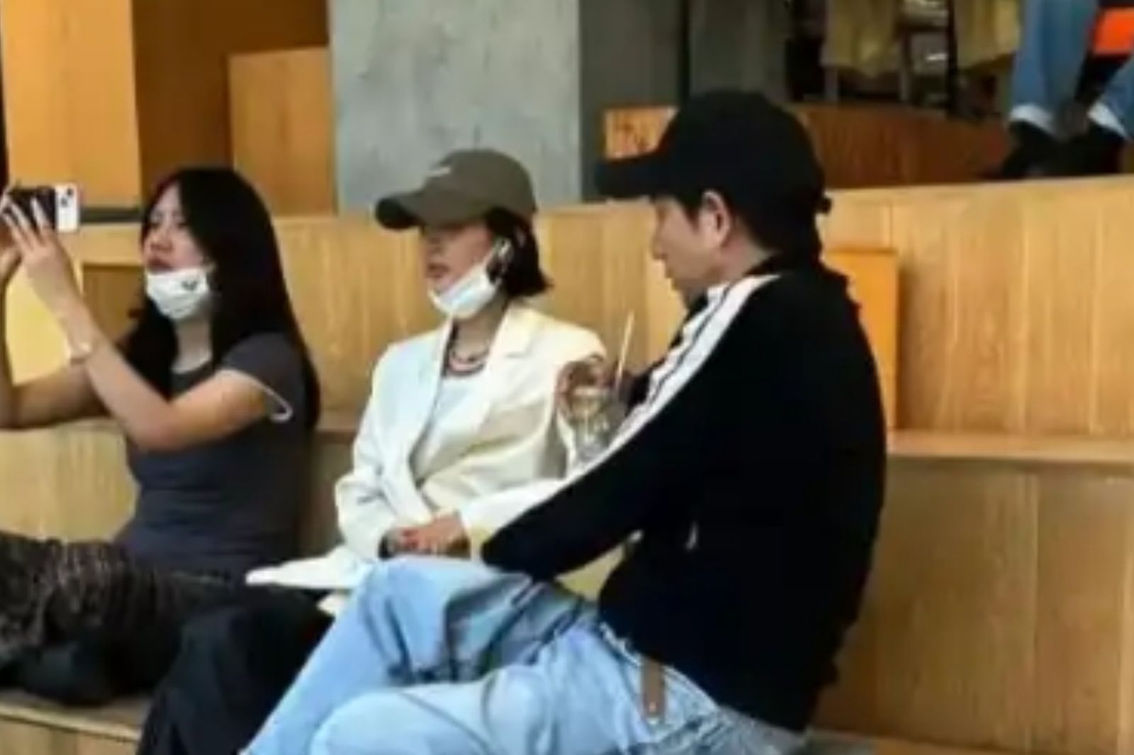 趙德胤（右）和趙麗穎曾被拍到私下出遊。圖／微博@君君的旅行日記