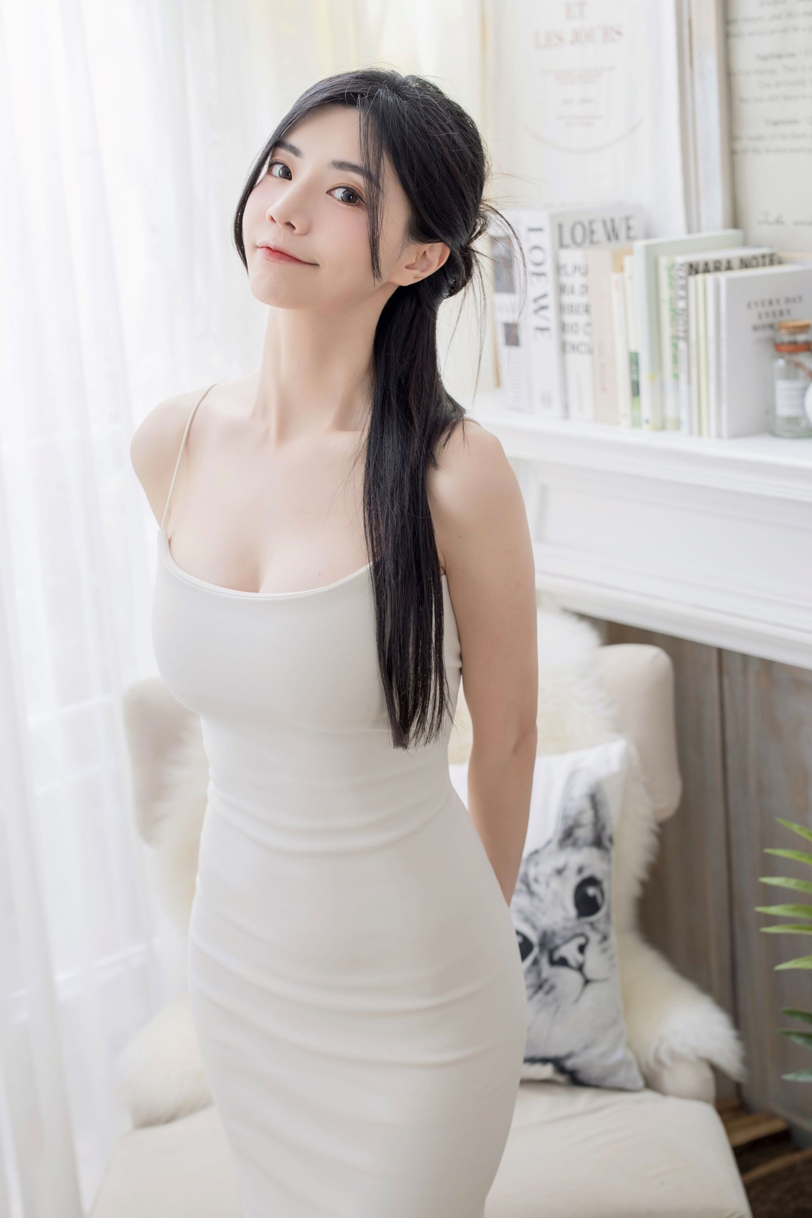 臉蛋甜美、身材嬌小卻擁有 32D 曲線的艾融，曾以性感寫真《艾在你身邊》大受歡迎。財團法人流浪動物之家基金會提供