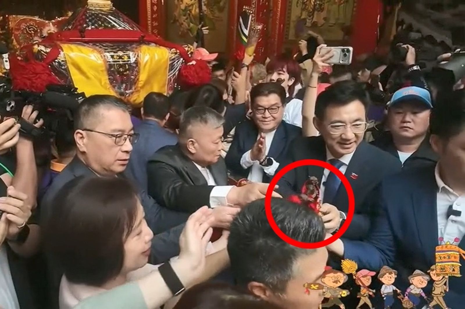 大甲媽上轎典禮爆驚魂！水精將軍「順風耳」神像突墜地　清脆聲響嚇壞信眾