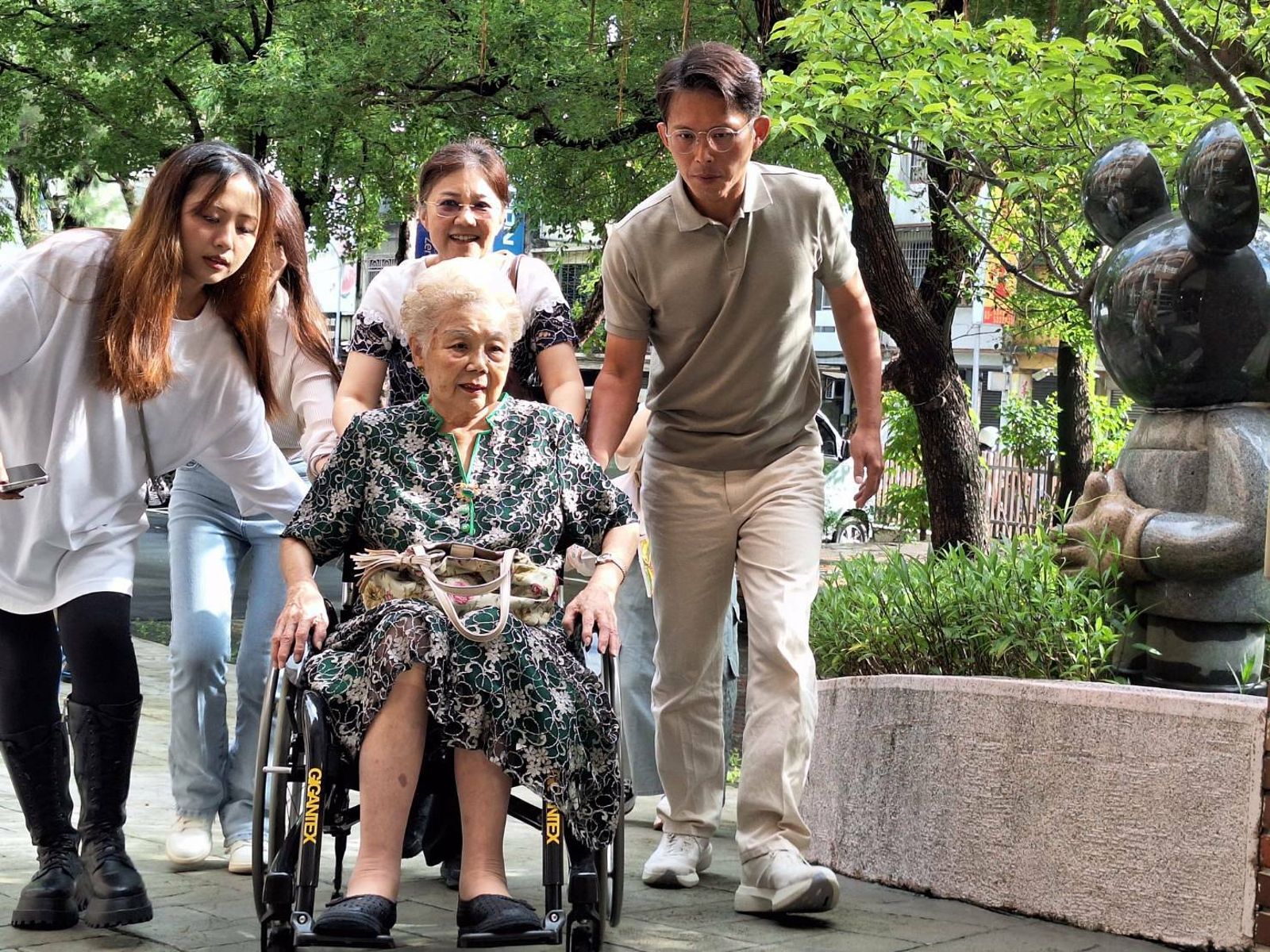 柯媽在黃國昌以及女兒柯美蘭的陪同下投票。民眾黨提供