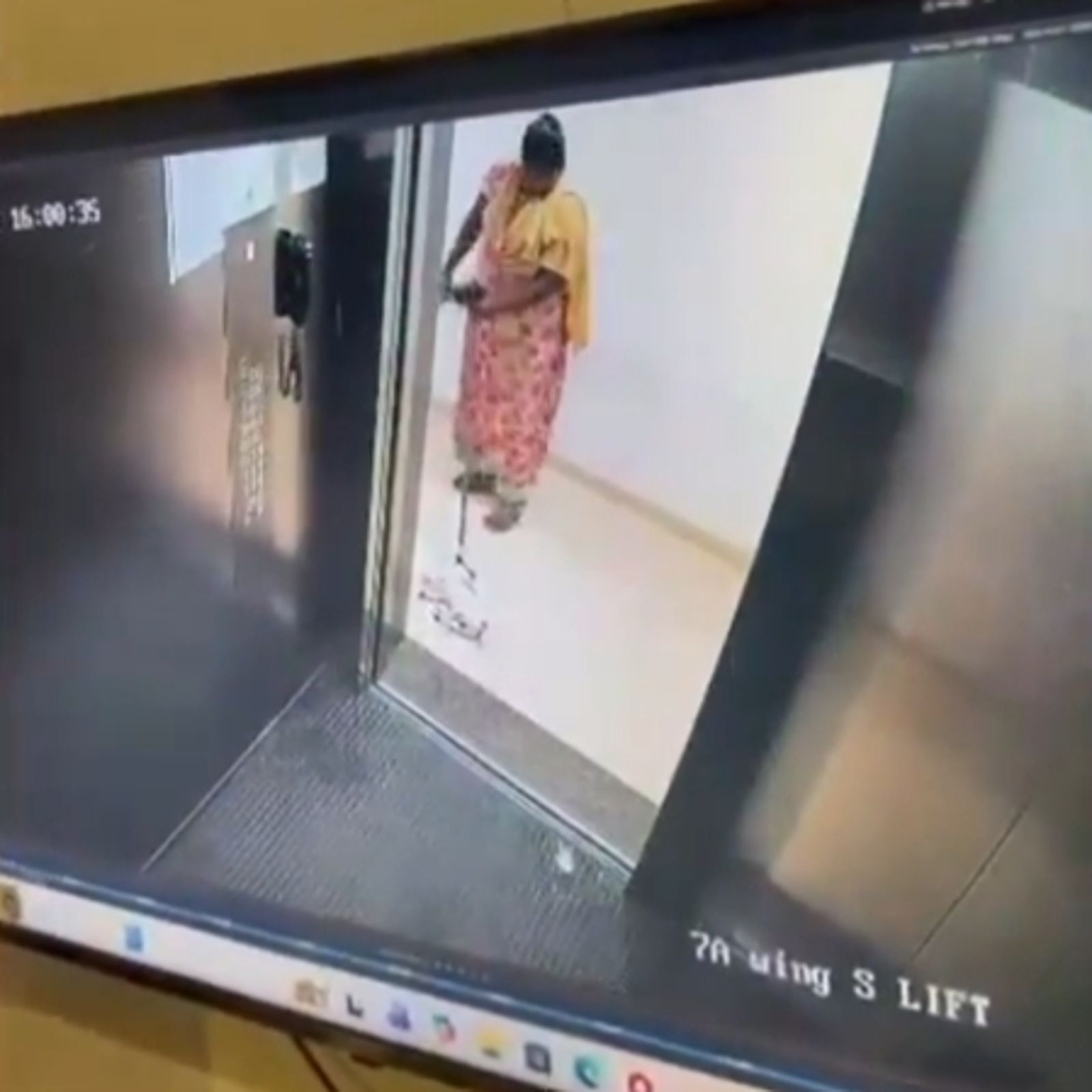 狗保母把狗狗的屍體拖出電梯。圖／X@ @sagayrajp