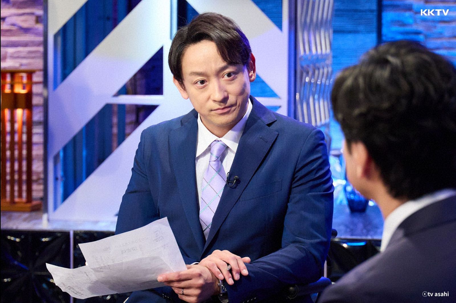 山本耕史飾演主播,與天海祐希有精彩對手戲。KKTV提供