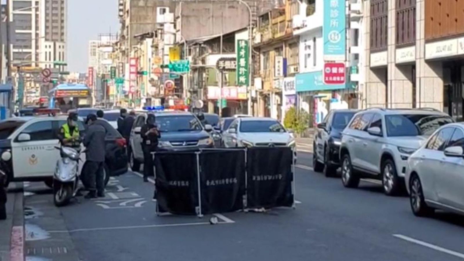 恐怖肇逃！婦人倒臥八德路「被壓扁」臟器外露慘死　警鎖定公車監視器緝凶