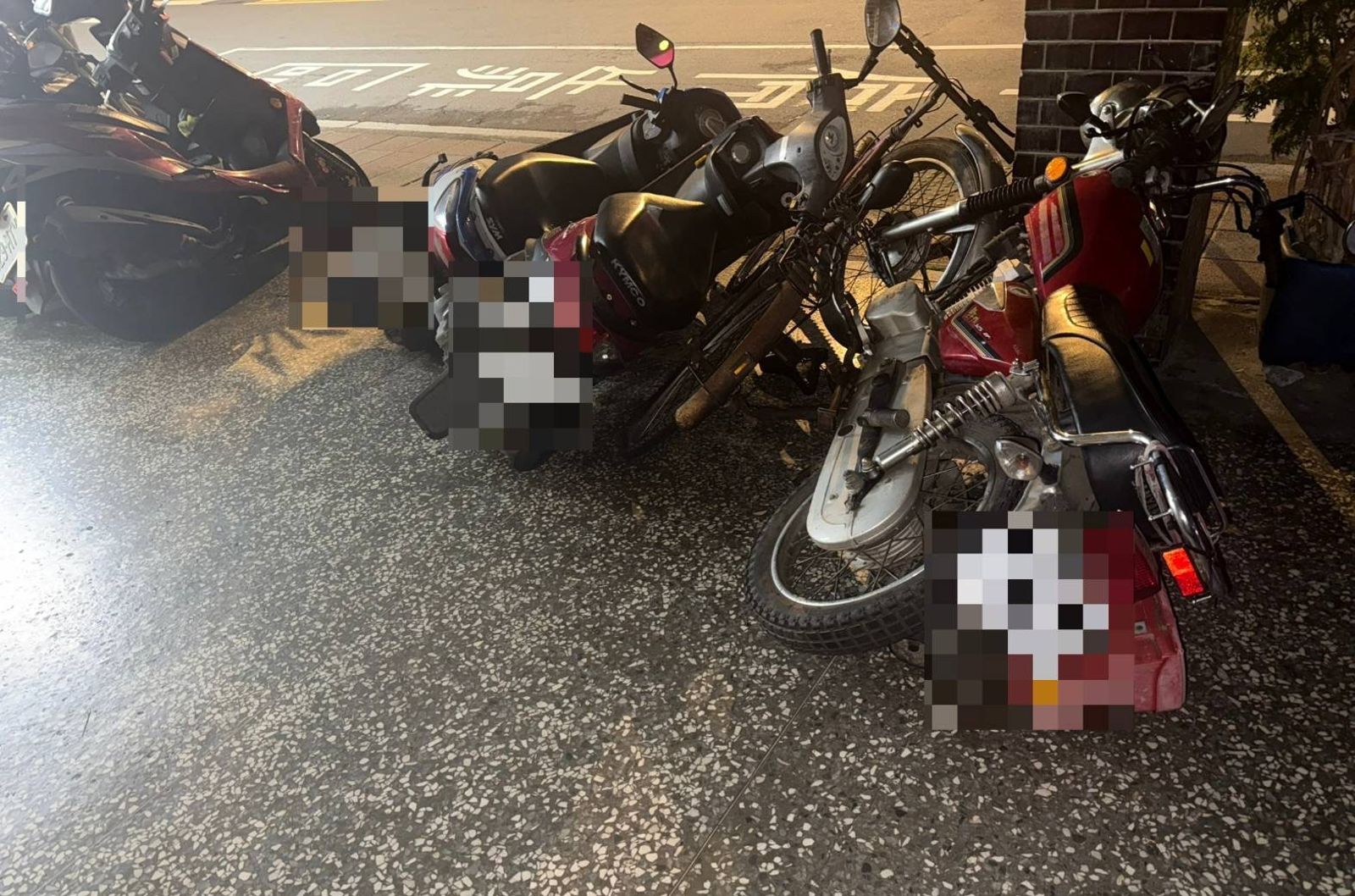 就是要Strike！南港驚見推車怪客　56部機車如保齡球瓶倒一片