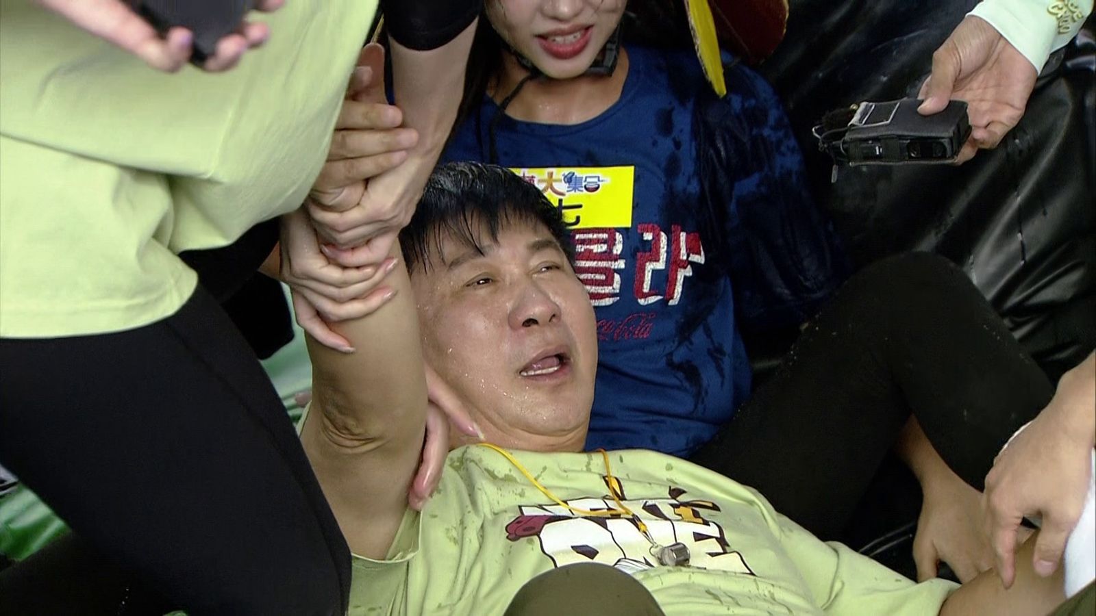 胡瓜挑戰新遊戲累到倒地！親自示範體力透支　當場喊「我先休息一下」